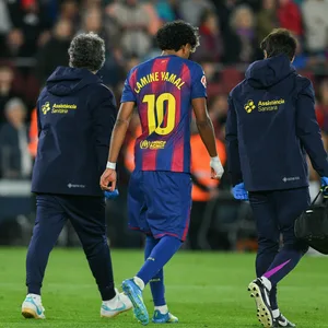 Lamine Yamal verlässt mit den Teamärzten das Feld