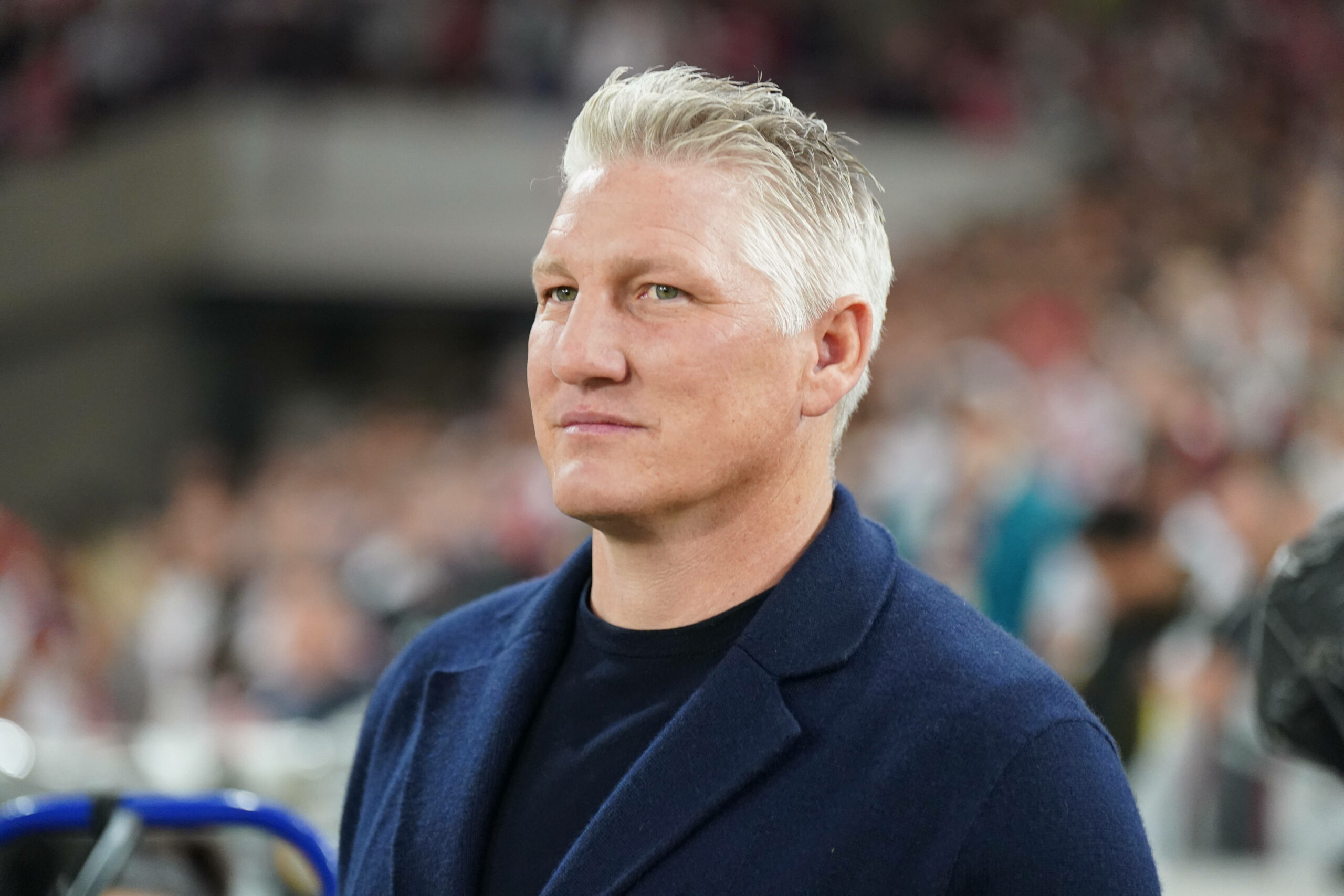 Bastian Schweinsteiger guckt in die Ferne.