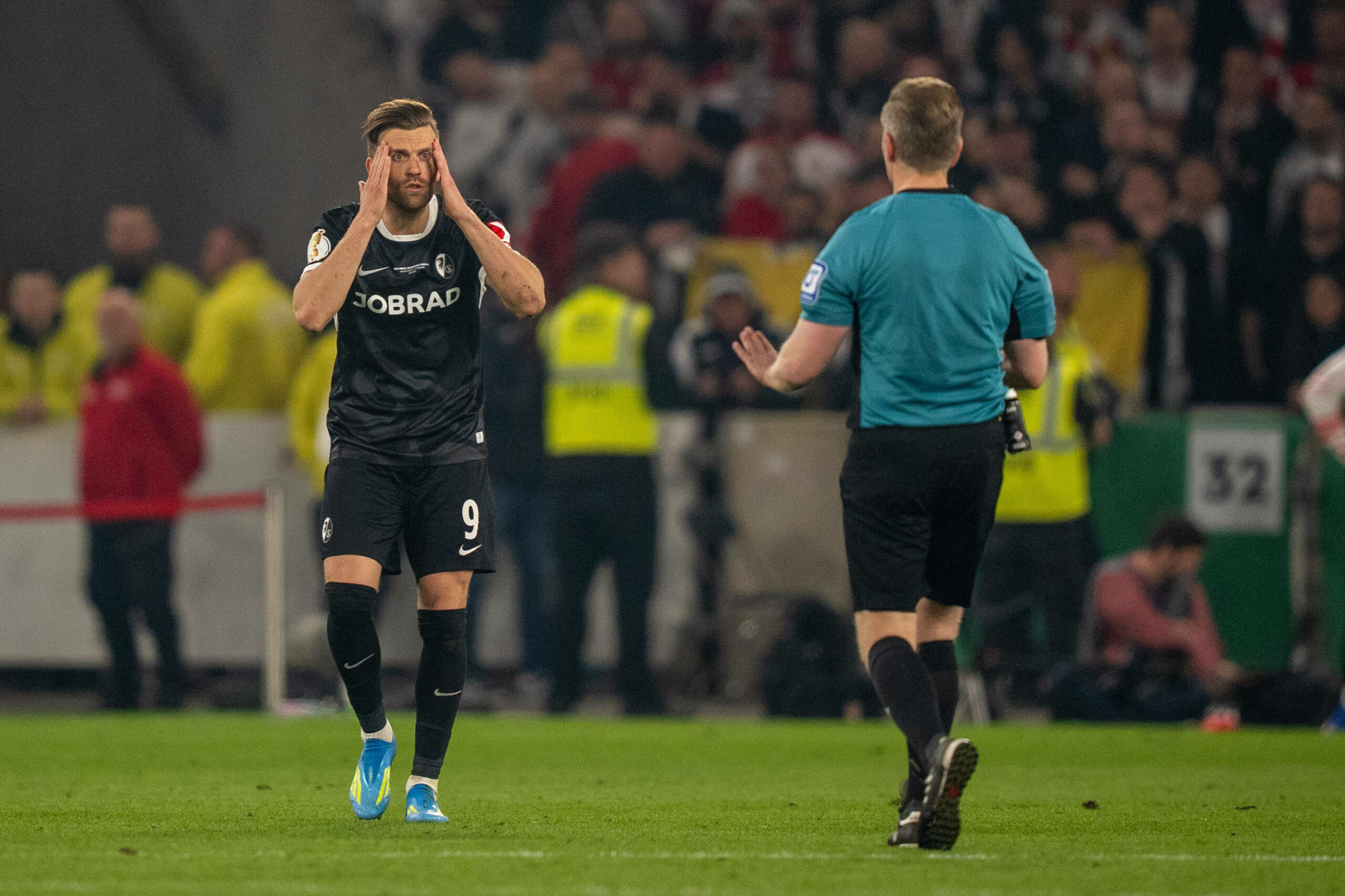 Lucas Höler kann die Entscheidung von Tobias Welz nicht fassen.