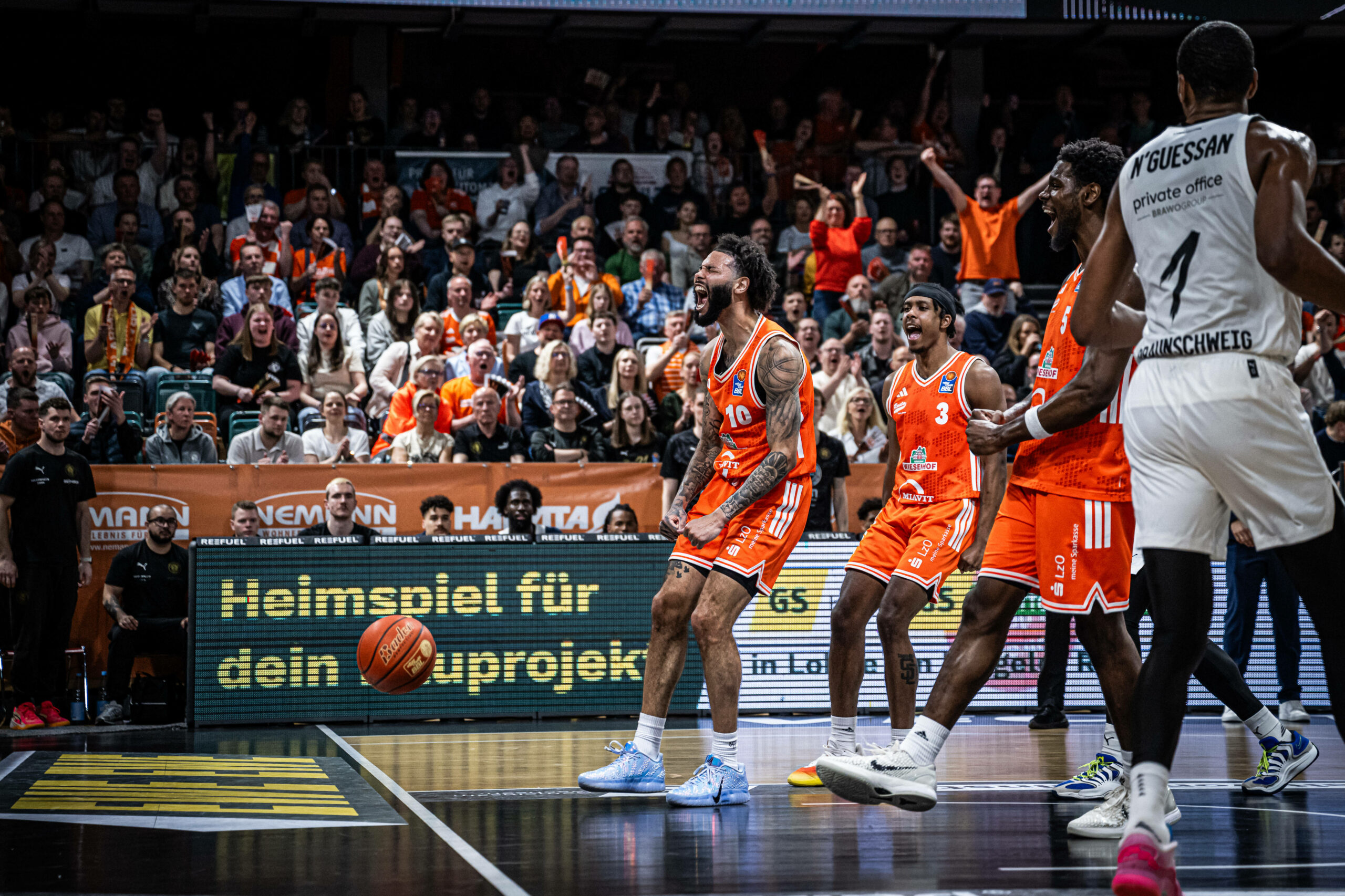 Tevin Brown ( 10 - RASTA Vechta) zeigt Emotionen während der Partie