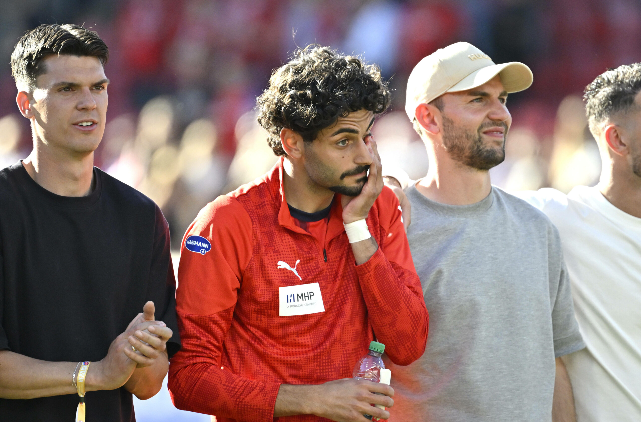 Eren Dinkci weint vor den Heidenheimer Fans.