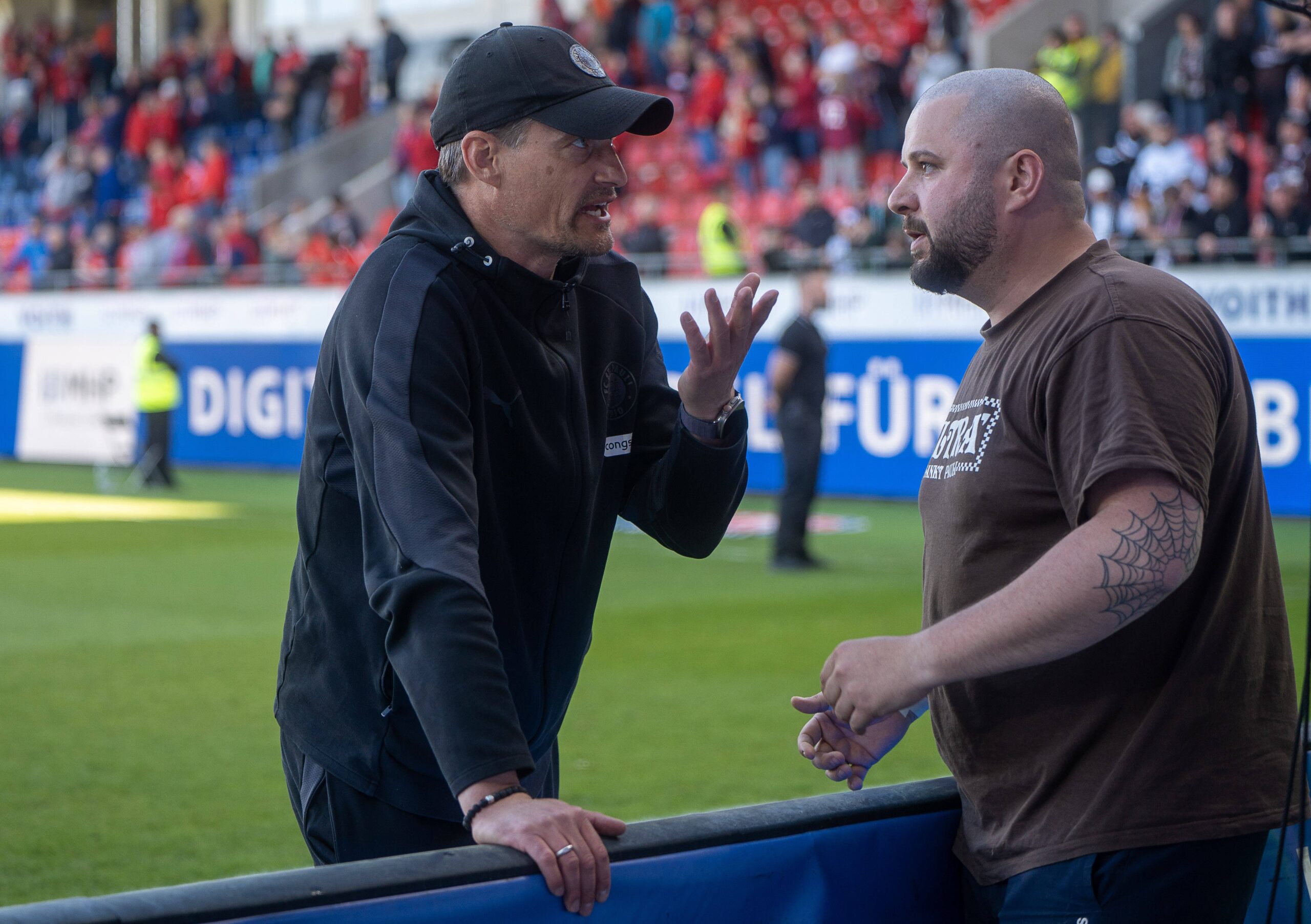 Alexander Blessin im Dialog mit dem St. Pauli-Capo in Heidenheim
