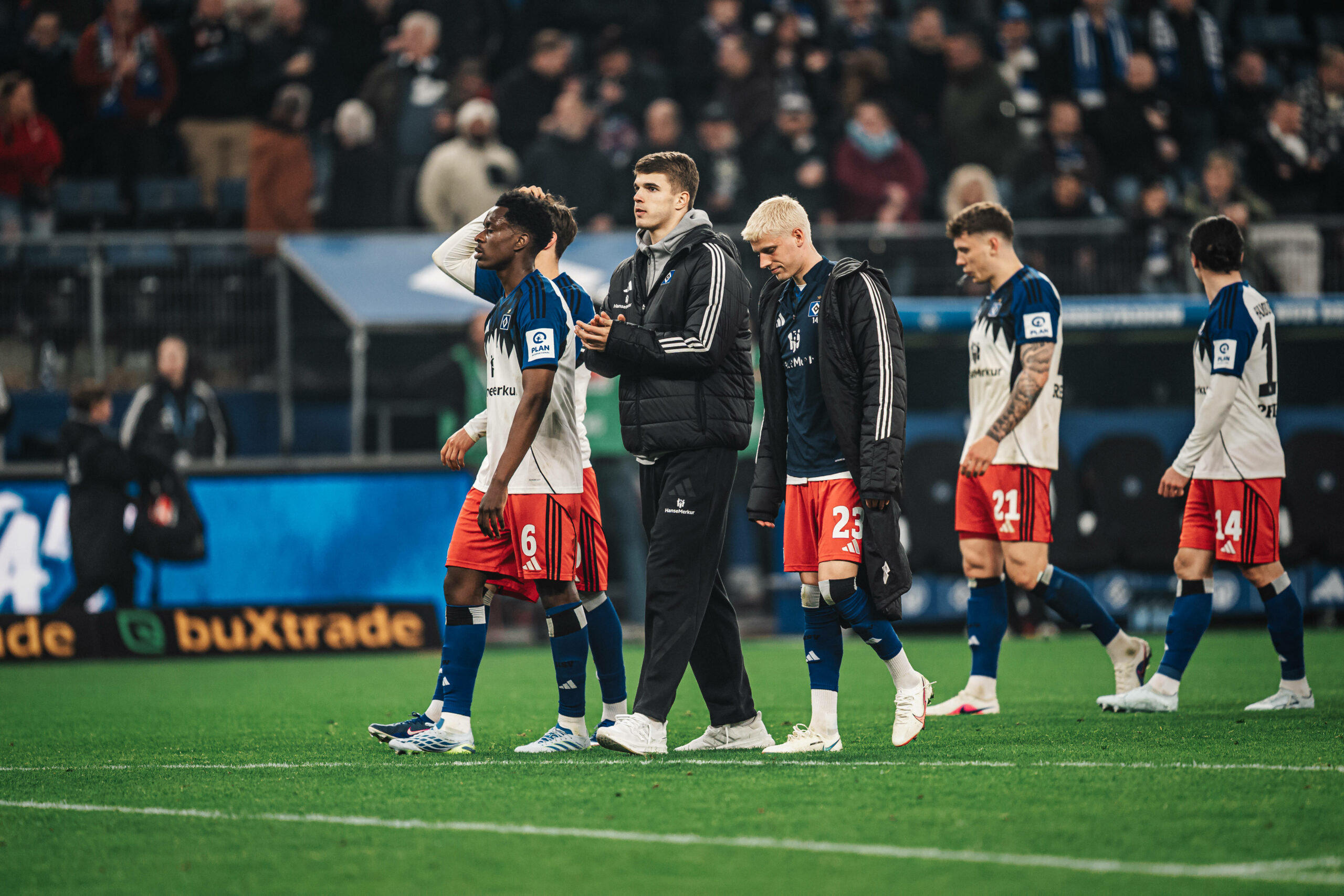 Die HSV-Profis gehen enttäuscht vor die Nordtribüne