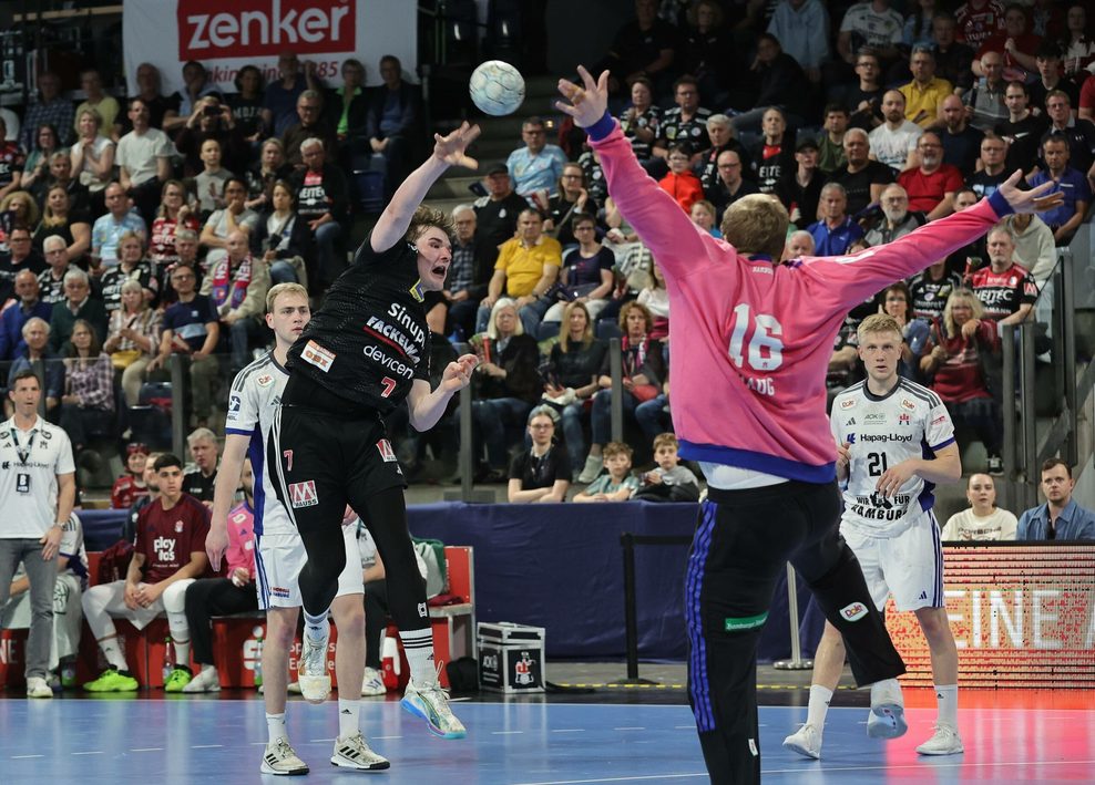 Yannik Bialowas von Erlangen wirft gegen Robin Haug vom HSVH