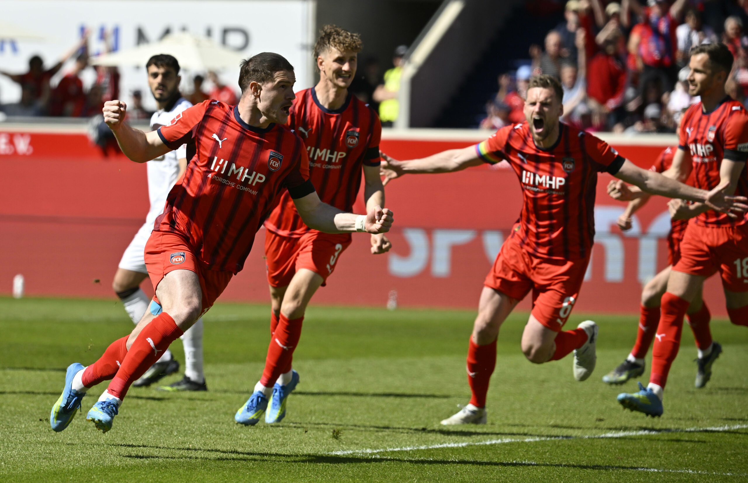 Budu Zivzivadze bejubelt seinen Treffer gegen den FC St. Pauli