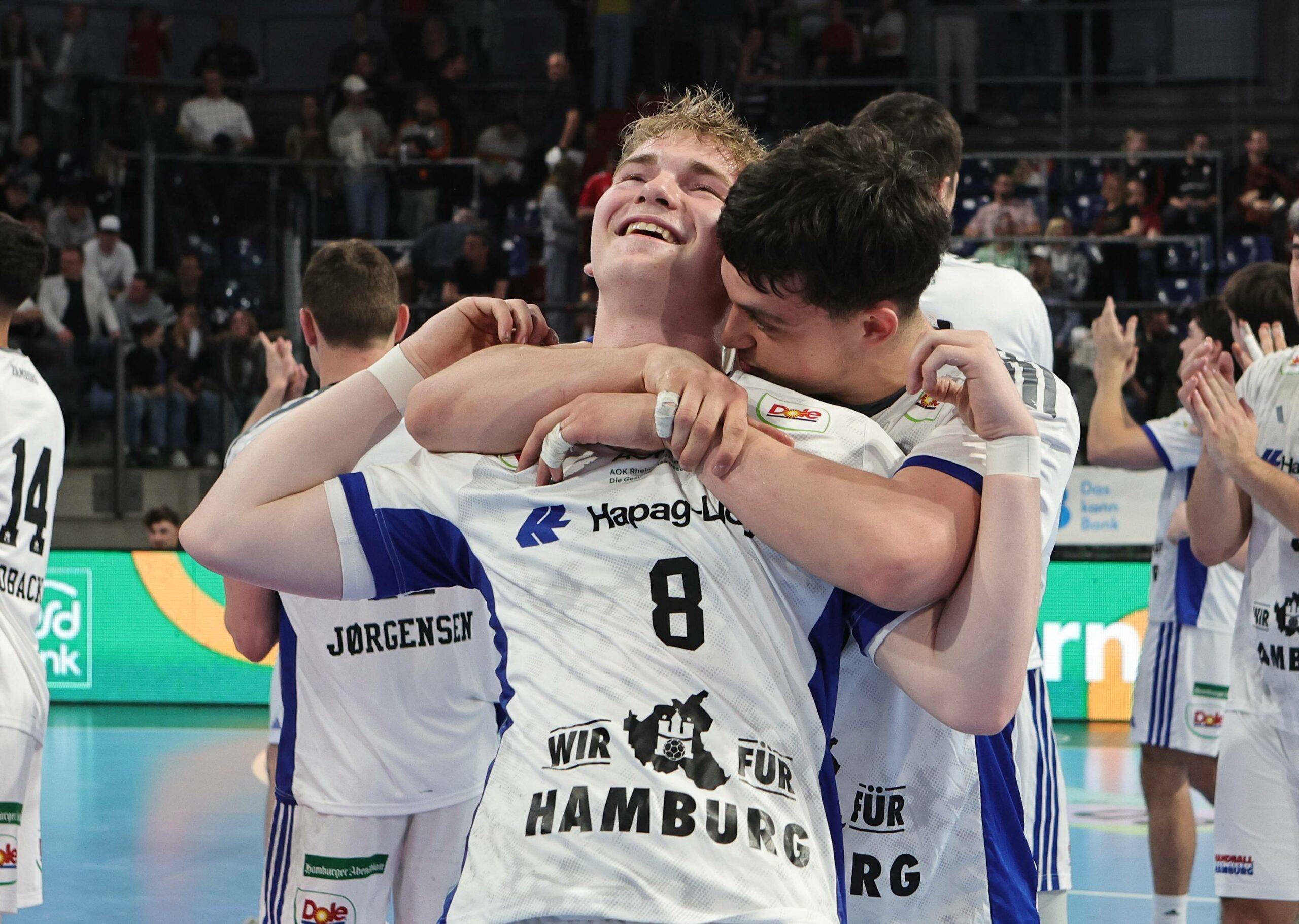 Anton Härtel und Toma Gadza bejubeln einen Sieg des HSV Hamburg in der Bundesliga