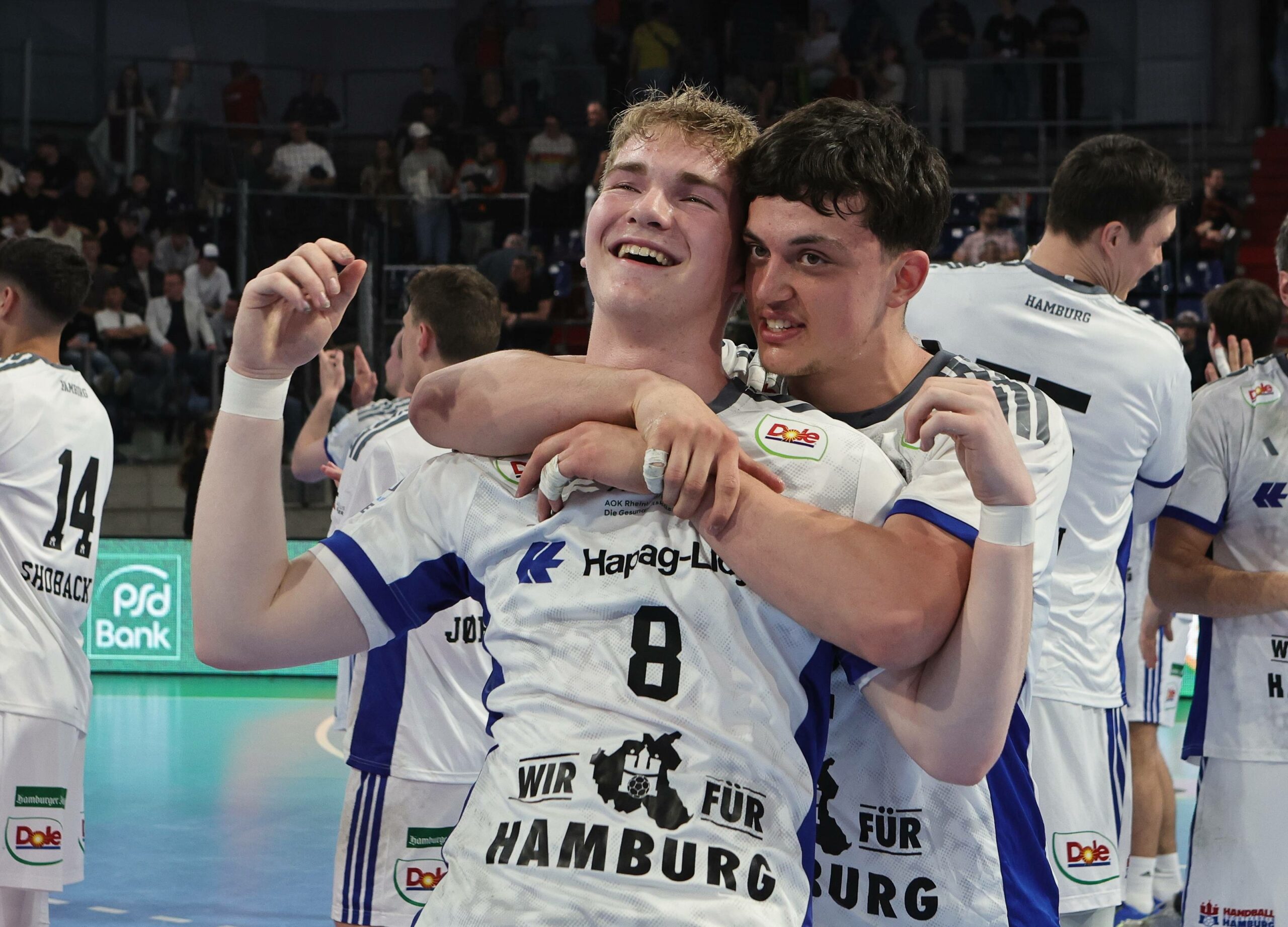 Anton Härtel und Toma Gadza bejubeln einen Sieg des HSV Hamburg in der Bundesliga