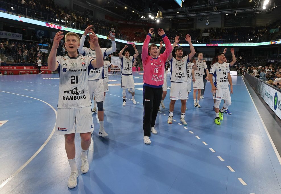 HSV Hamburg bejubelt einen Sieg beim HC Erlangen in der Bundesliga