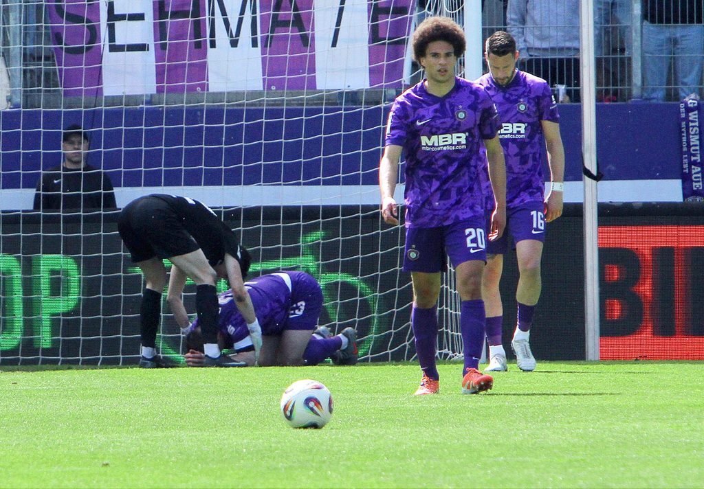 Spieler von Erzgebirge Aue sind enttäuscht über den Abstieg in die Regionalliga