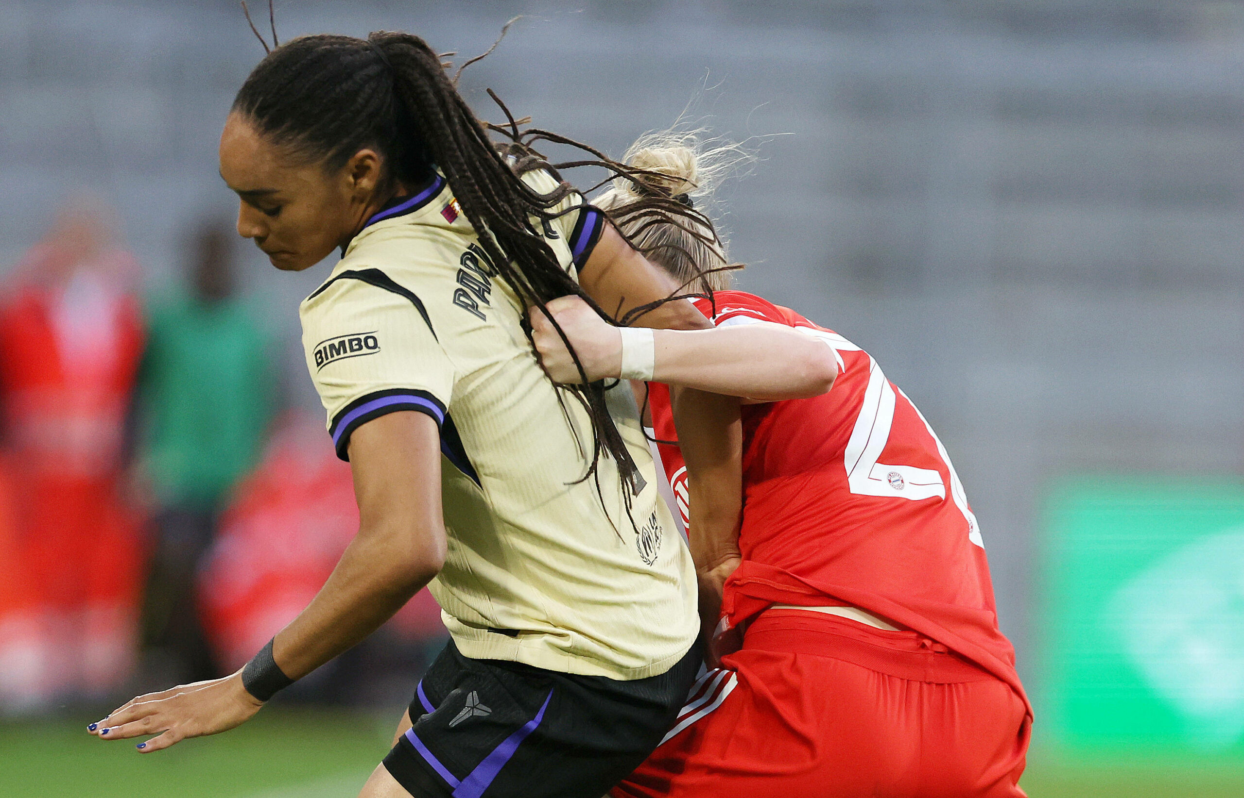 Kett Franziska vom FC Bayern München zieht Salma Paralluelo an den Haaren.