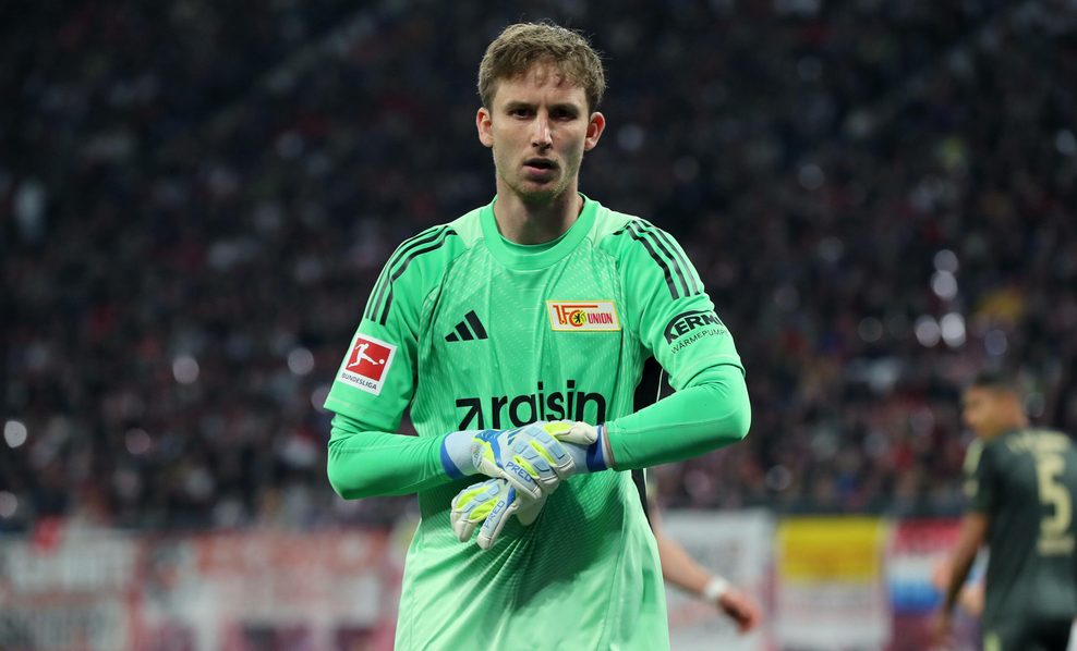 Frederik Rönnow greift sich an die Handschuhe