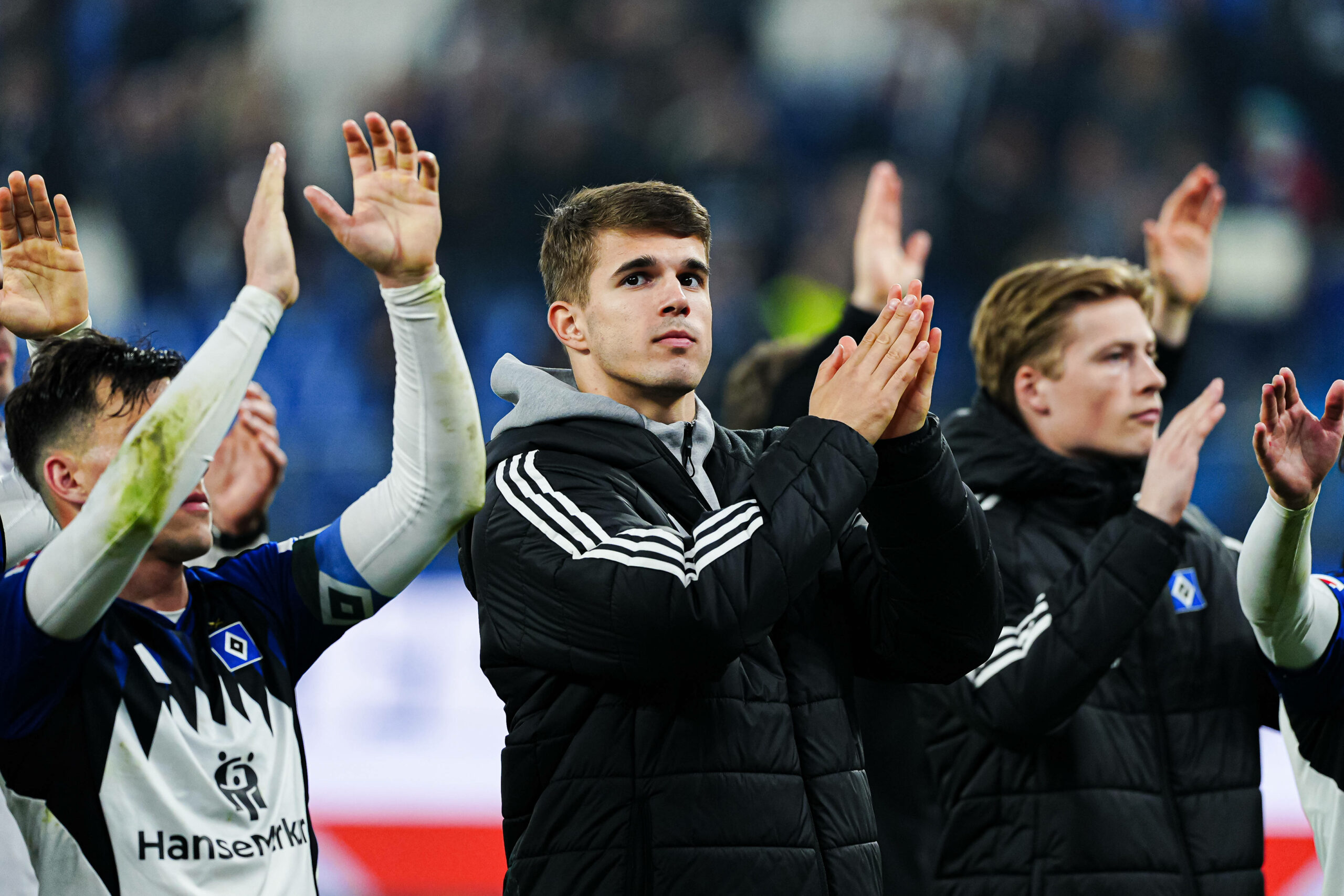 Luka Vuskovic bedankt sich nach einer Partie des HSV bei den Fans.