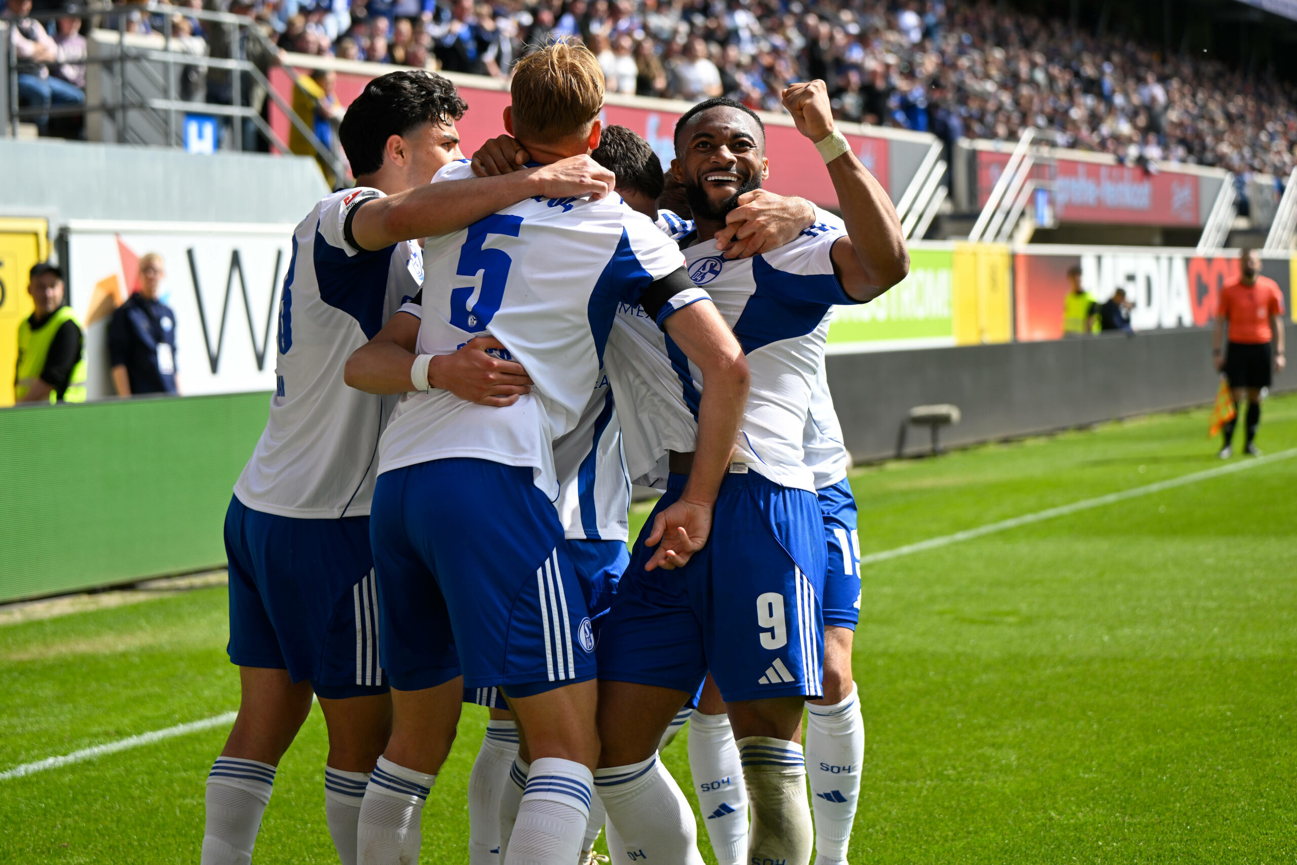 Spieler des FC Schalke 04 jubeln nach einem Treffer.