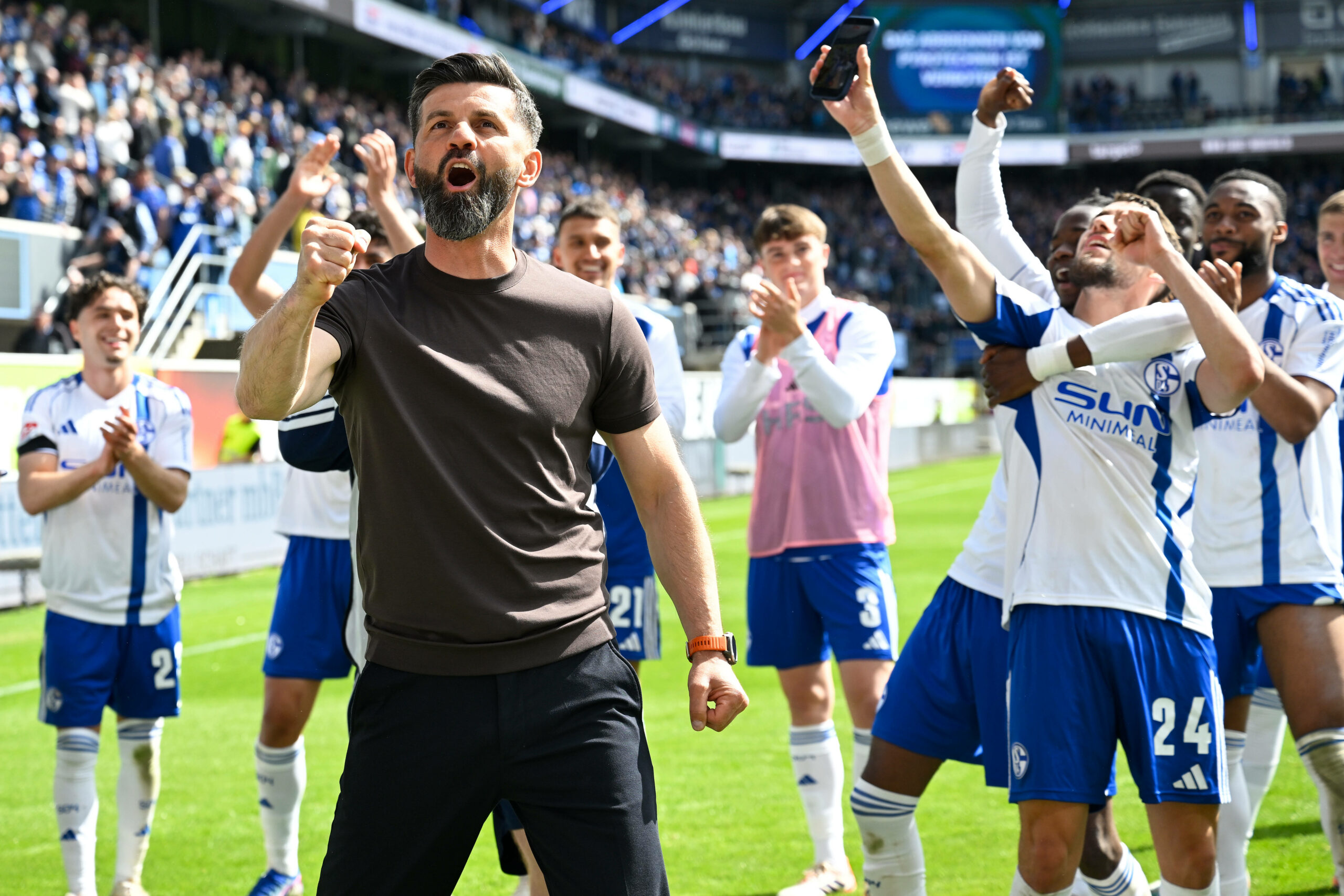 Miron Muslić jubelt mit seinen Spielern