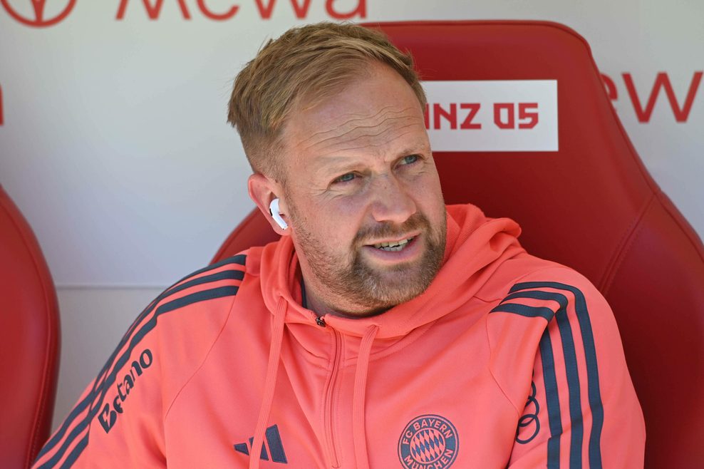 Aaron Danks sitzt auf der Bank