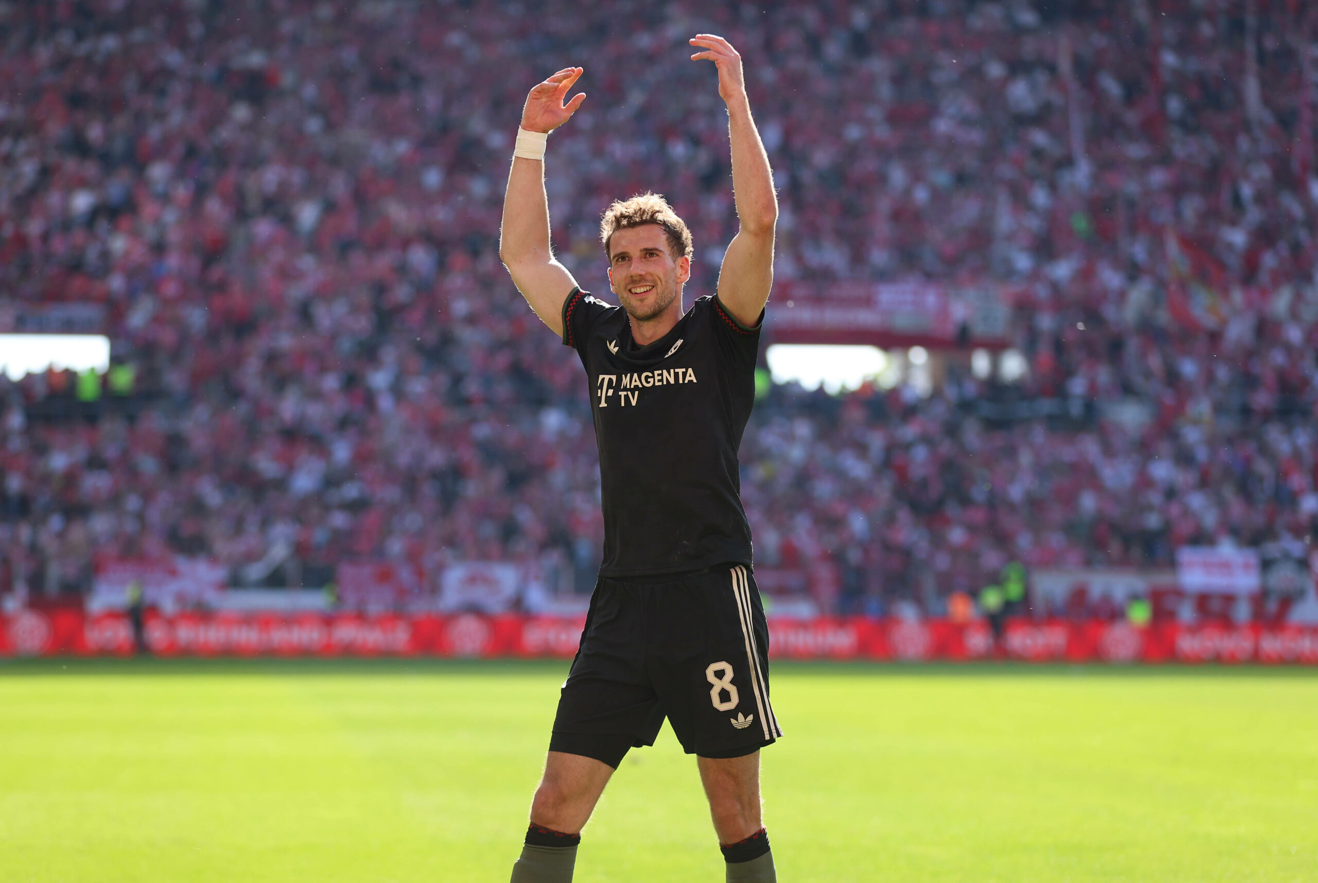 Leon Goretzka jubelt nach dem Mainz Sieg vor den Fans mit gehobenen Armen