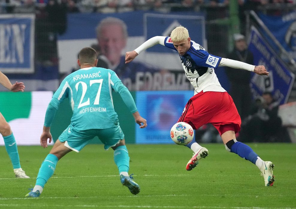 HSV-Profi Albert Grønbæk behauptet sich im Zweikampf mit Hoffenheims Andrej Kramaric (l.).