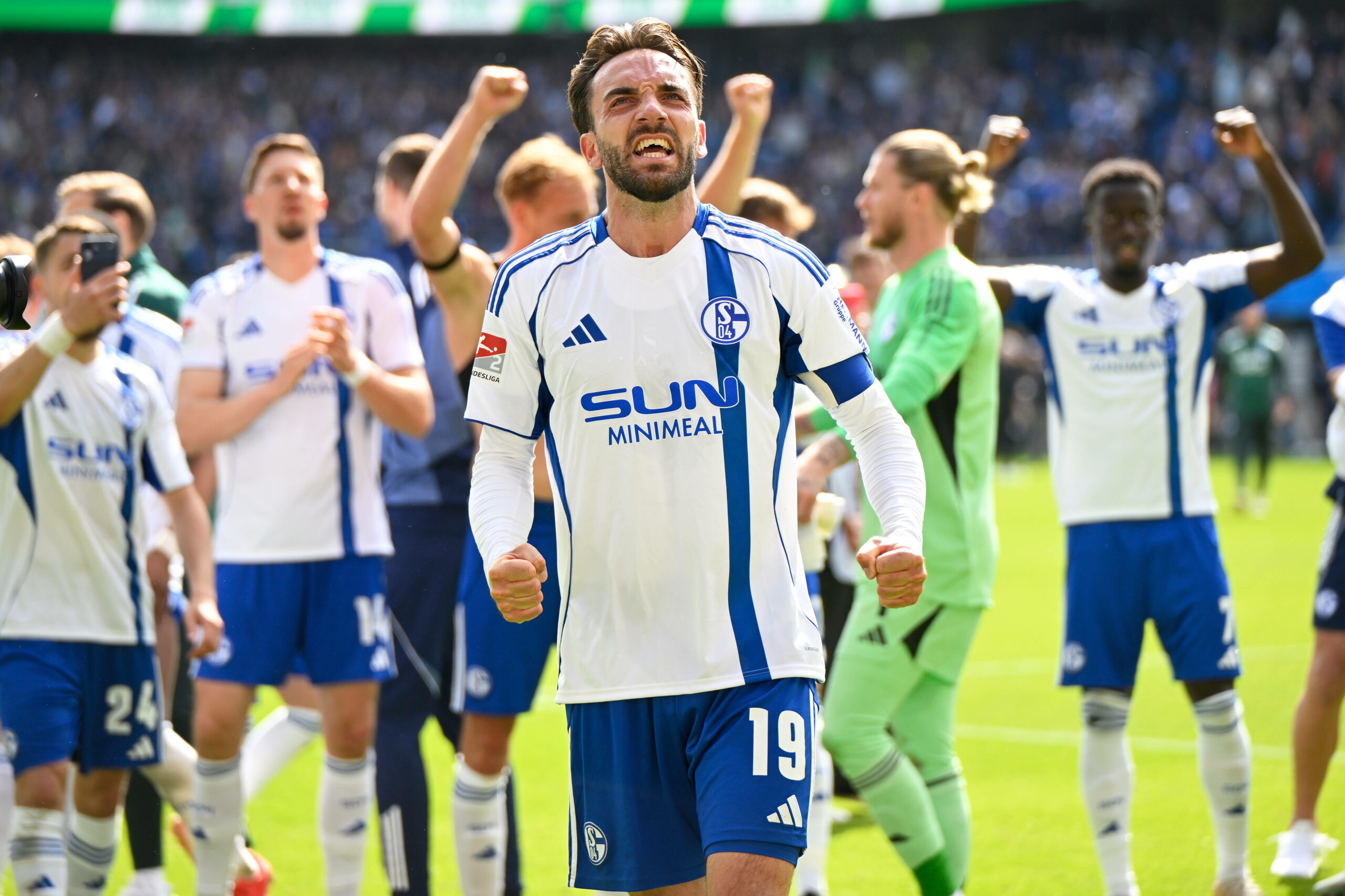 Kenan Karamann jubelt nach dem Siegen gegen Paderborn vor der Schalker Kurve