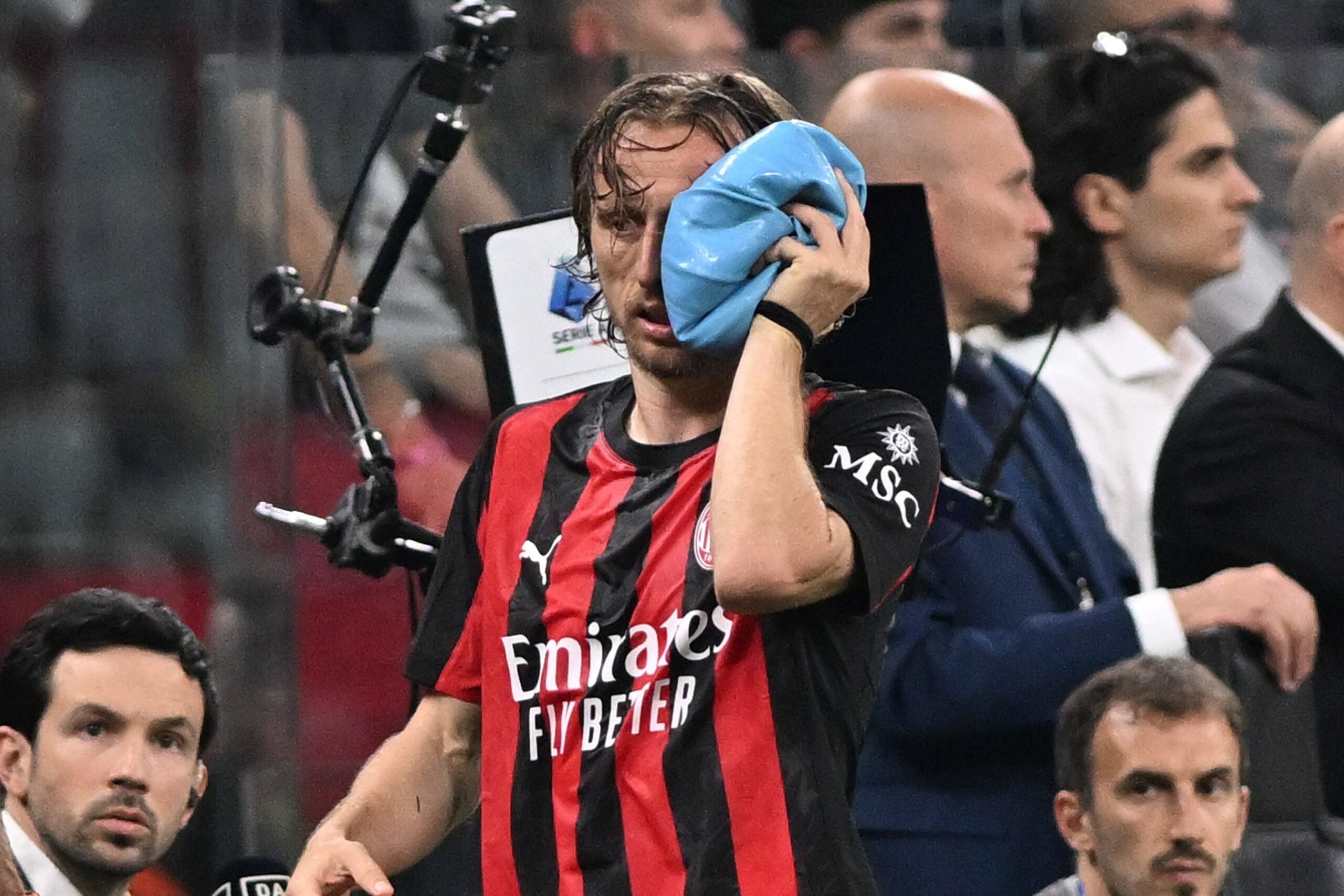 Luka Modric drückt sich einen Eisbeutel auf die Schläfe