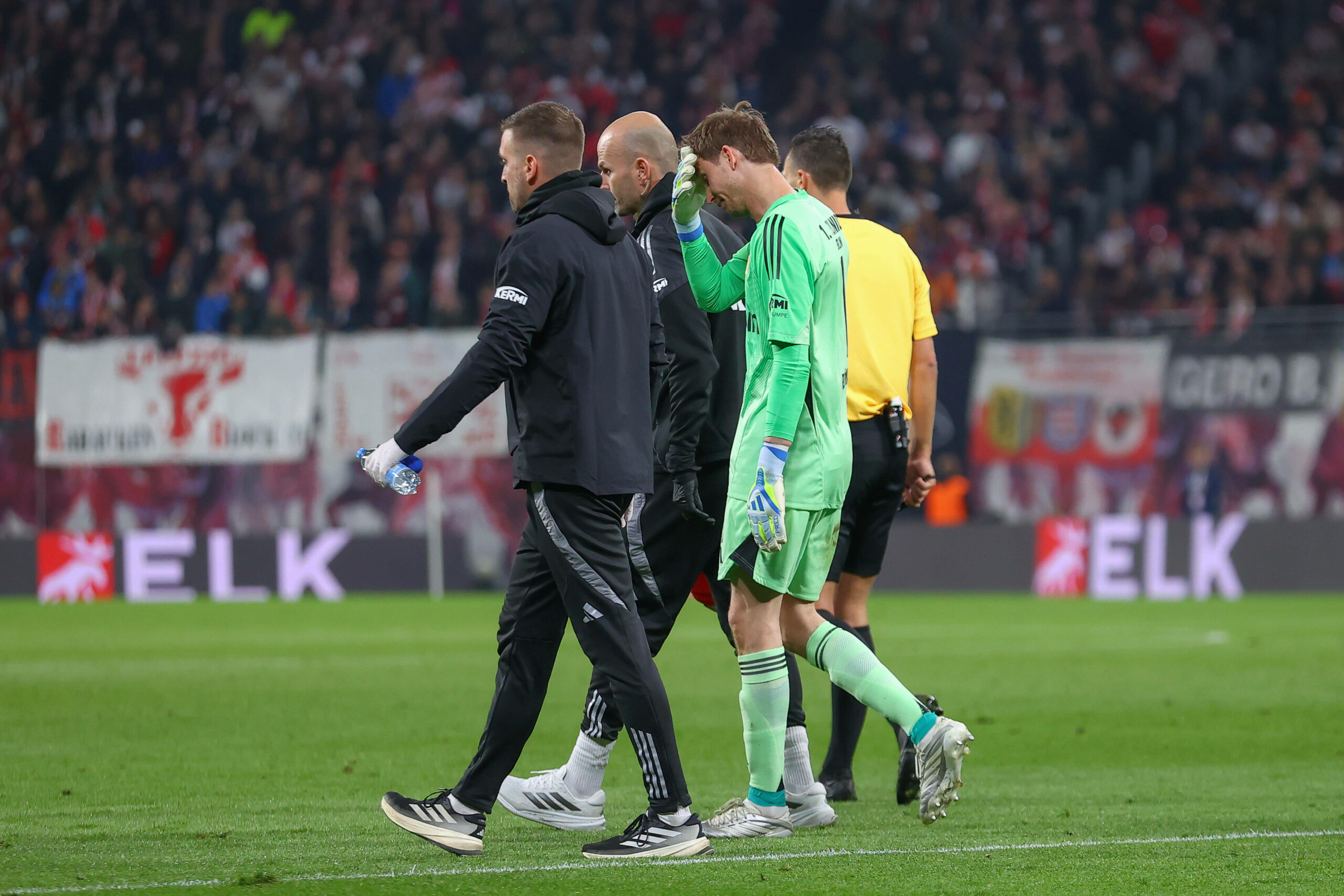 Frederik Rönnow wird von den Union-Ärzten vom Platz begleitet.