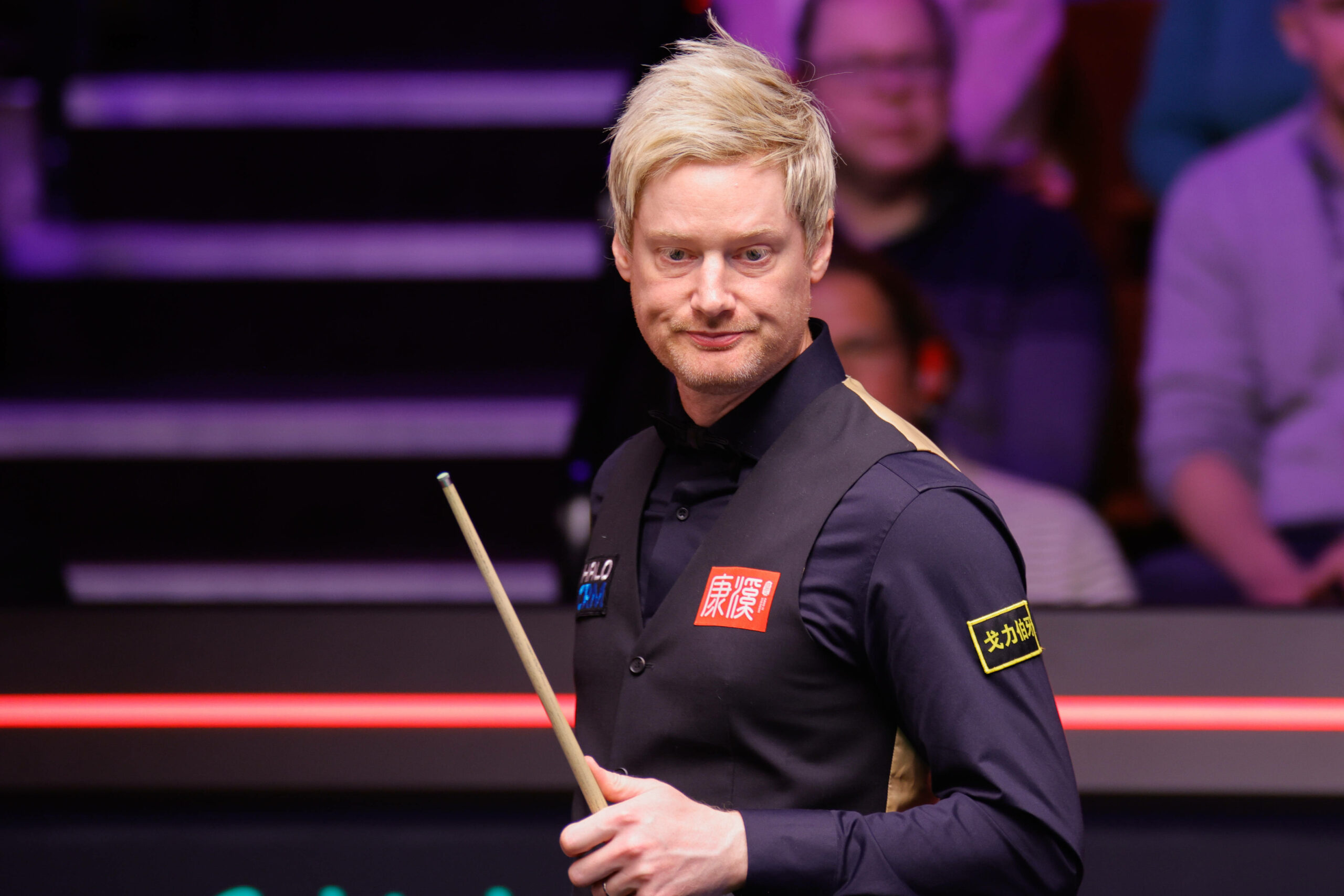 Neil Robertson beäugt den Snooker Tisch