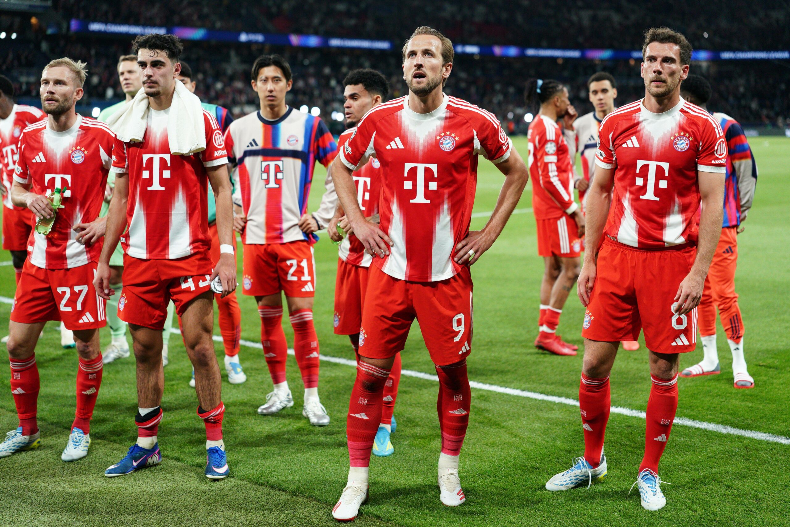 Die Bayern-Profis um Harry Kane vor der Kurve in Paris