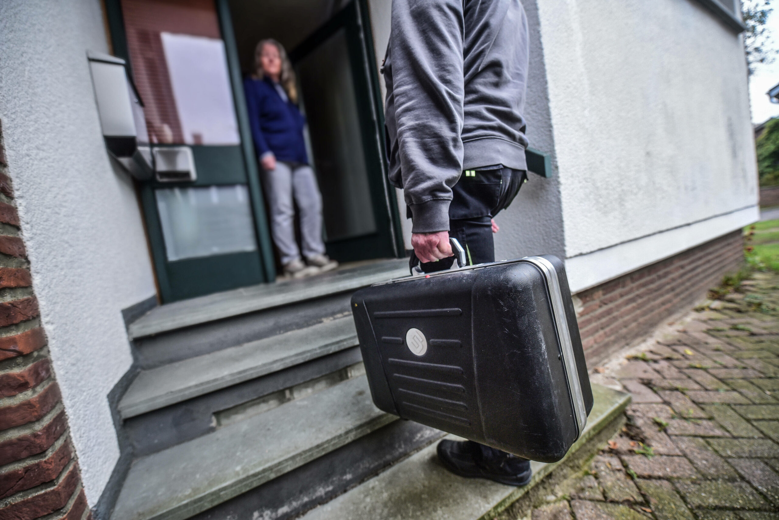 Ein Handwerker geht in eine Haus