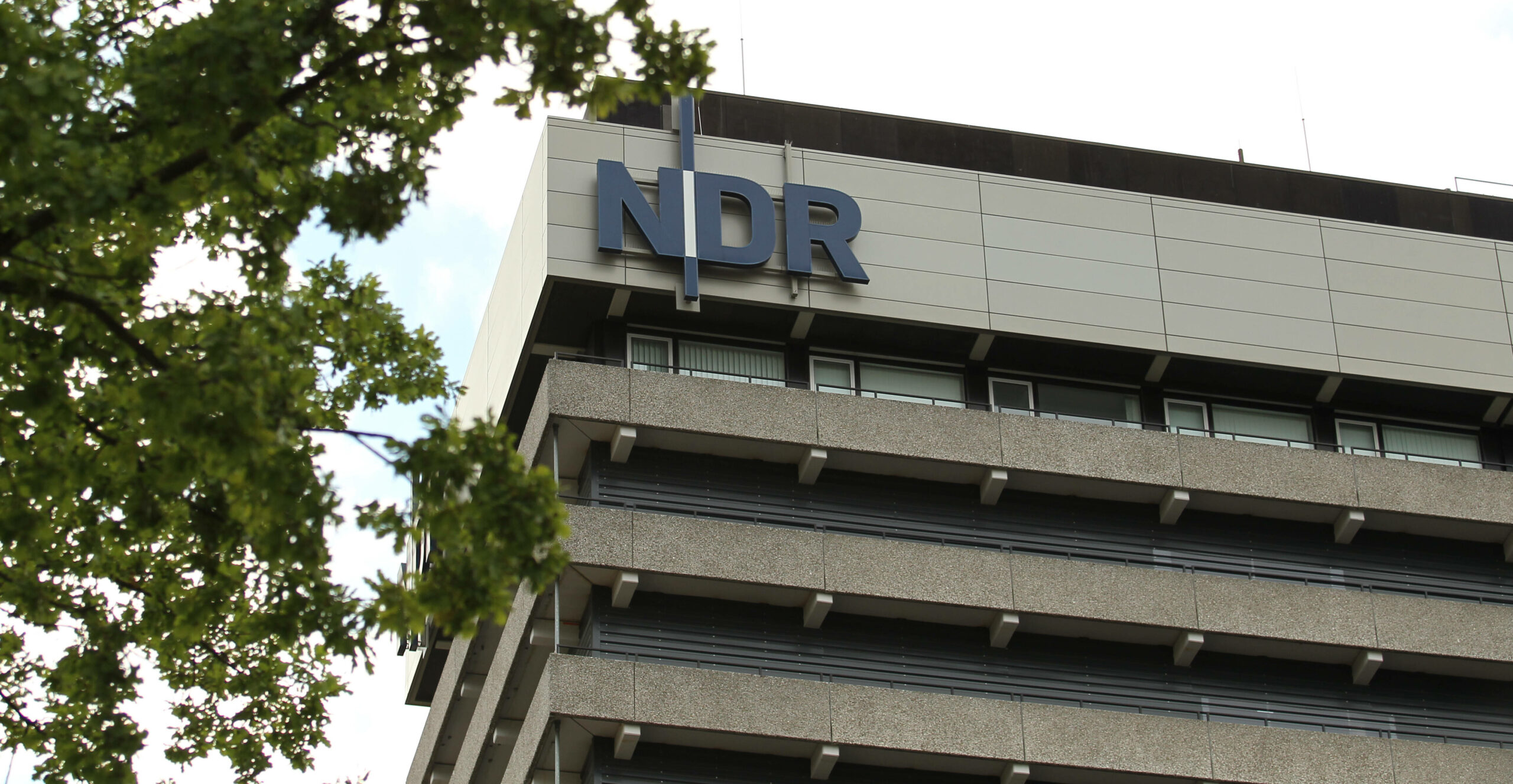 Verdi möchte sich mit dem Angebot des NDR für seine Beschäftigten nicht zufriedengeben, jetzt ruft die Gewerkschaft in Hamburg zum Streik auf. (Symbolbild)