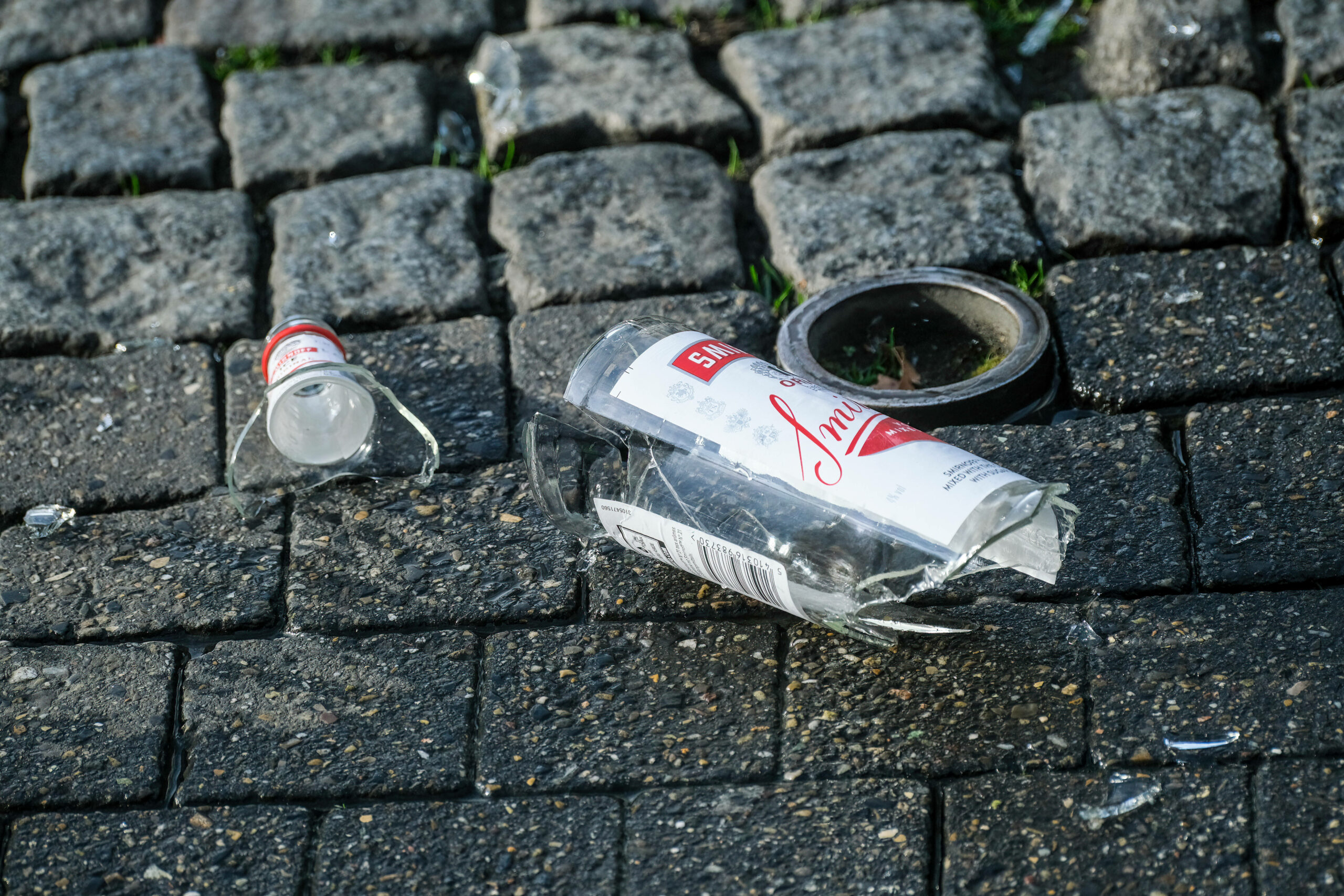 Der Angeklagte soll dem Opfer mit einer Wodkaflasche auf den Kopf geschlagen haben. (Symbolbild)