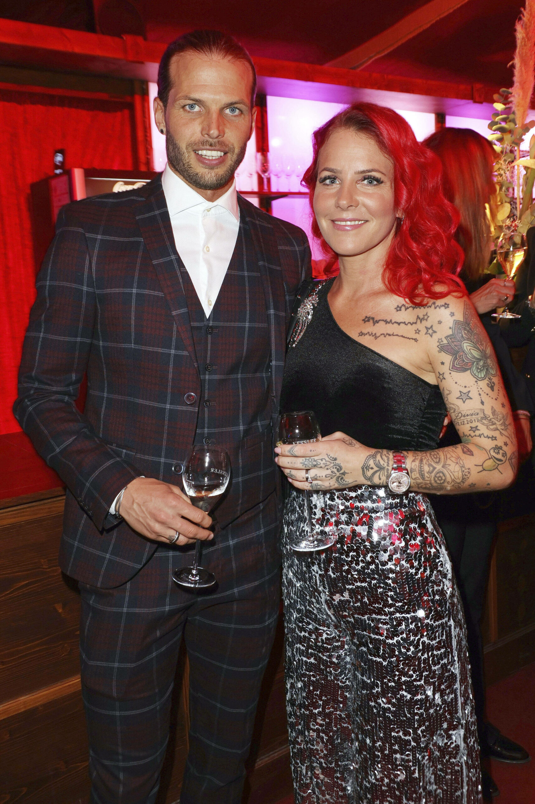 Ex-HSV-Profi Dennis Diekmeier und Ehefrau Dana posieren im Rahmen einer Gala.