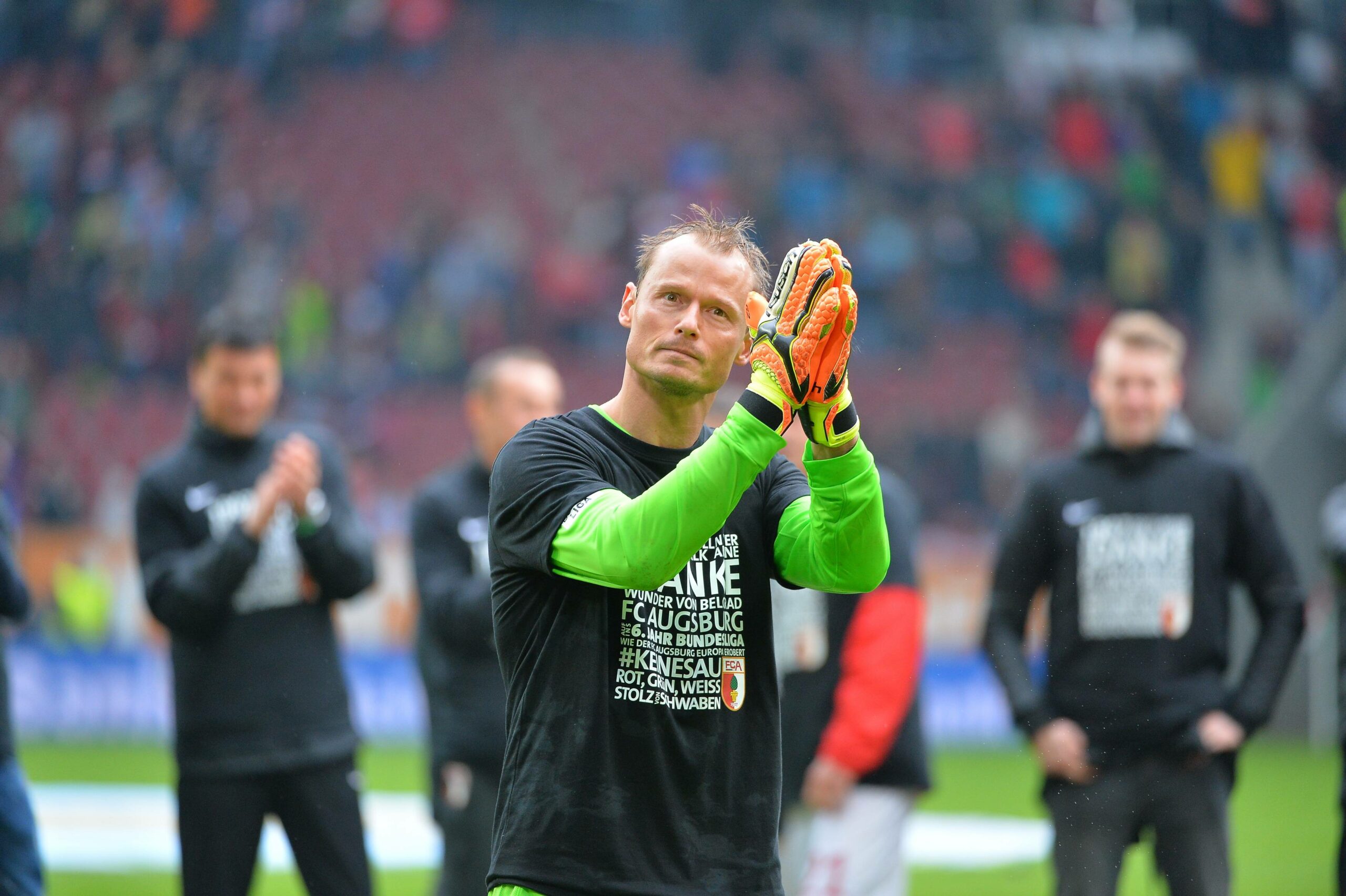 Alexander Manninger applaudiert den Augsburg-Fans
