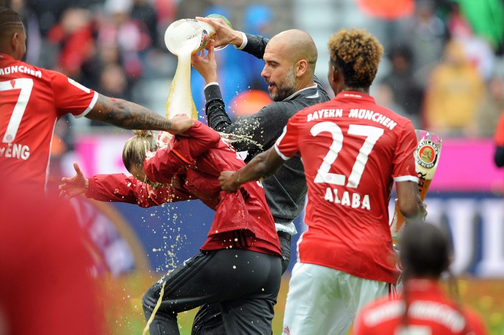 Kathleen Krüger wird nach der Meisterschaft 2016 vom damaligen Bayern-Trainer Pep Guardiola mit Bier überschüttet.