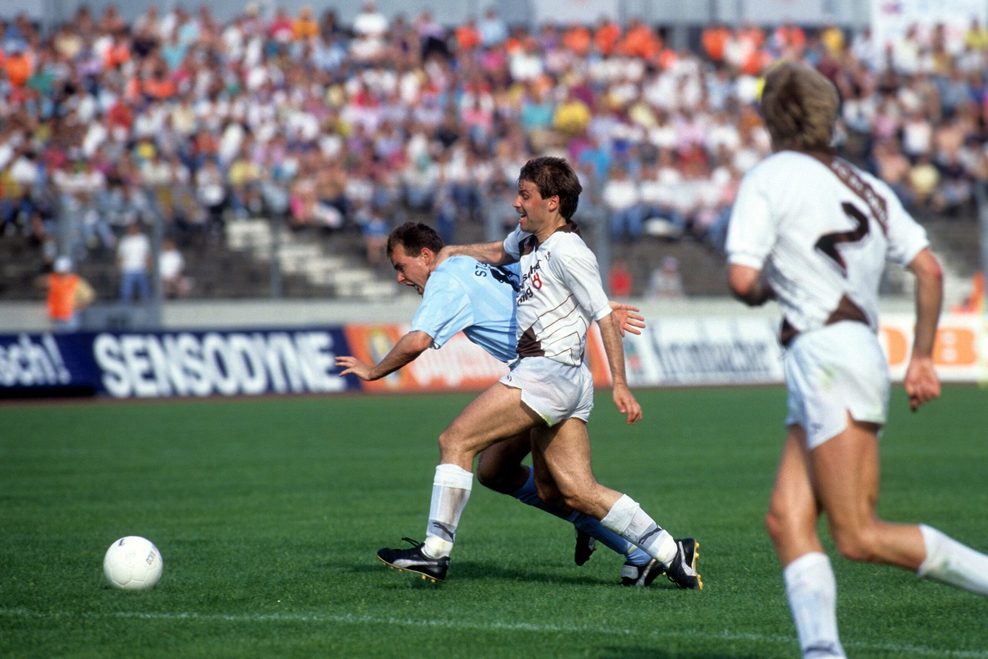 Marcus Marin von den Stuttgarter Kickers im Zweikampf mit Peter Knäbel von St. Pauli in der Relegation 1991