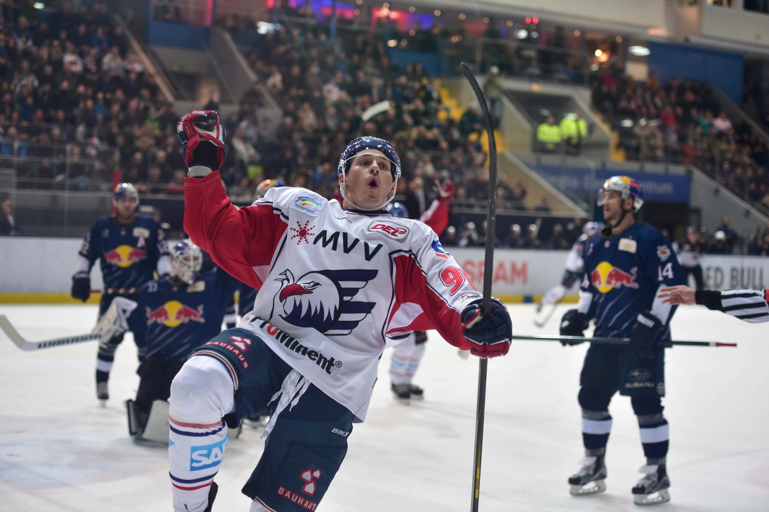 Luke Adam (Adler Mannheim), Torjubel, reisst die Arme hoch
