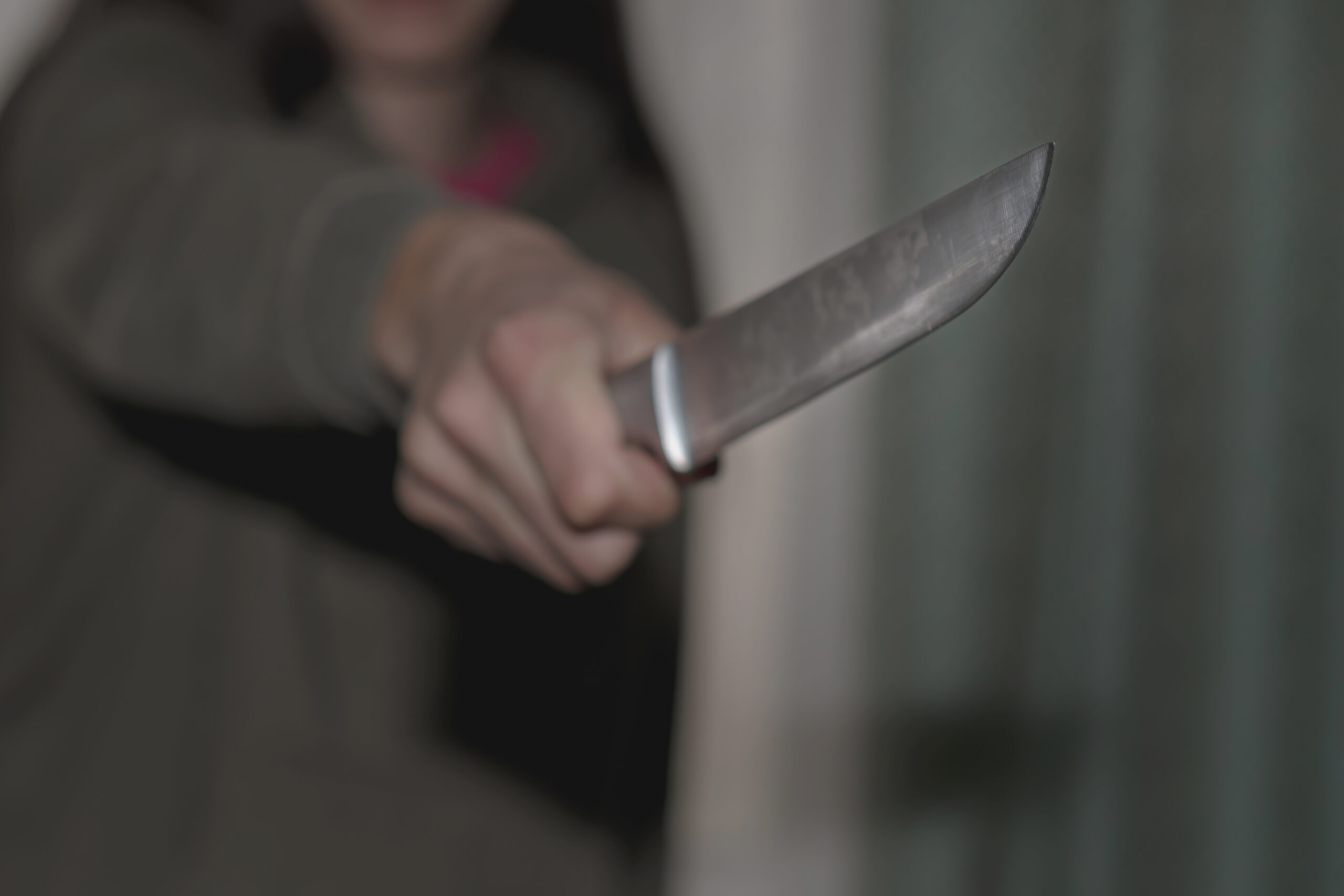 Die Angeklagte soll ihren Mann mit einem Messer angegriffen haben – nachdem sie versucht hat, das Haus in Brand zu setzen. (Symbolbild)