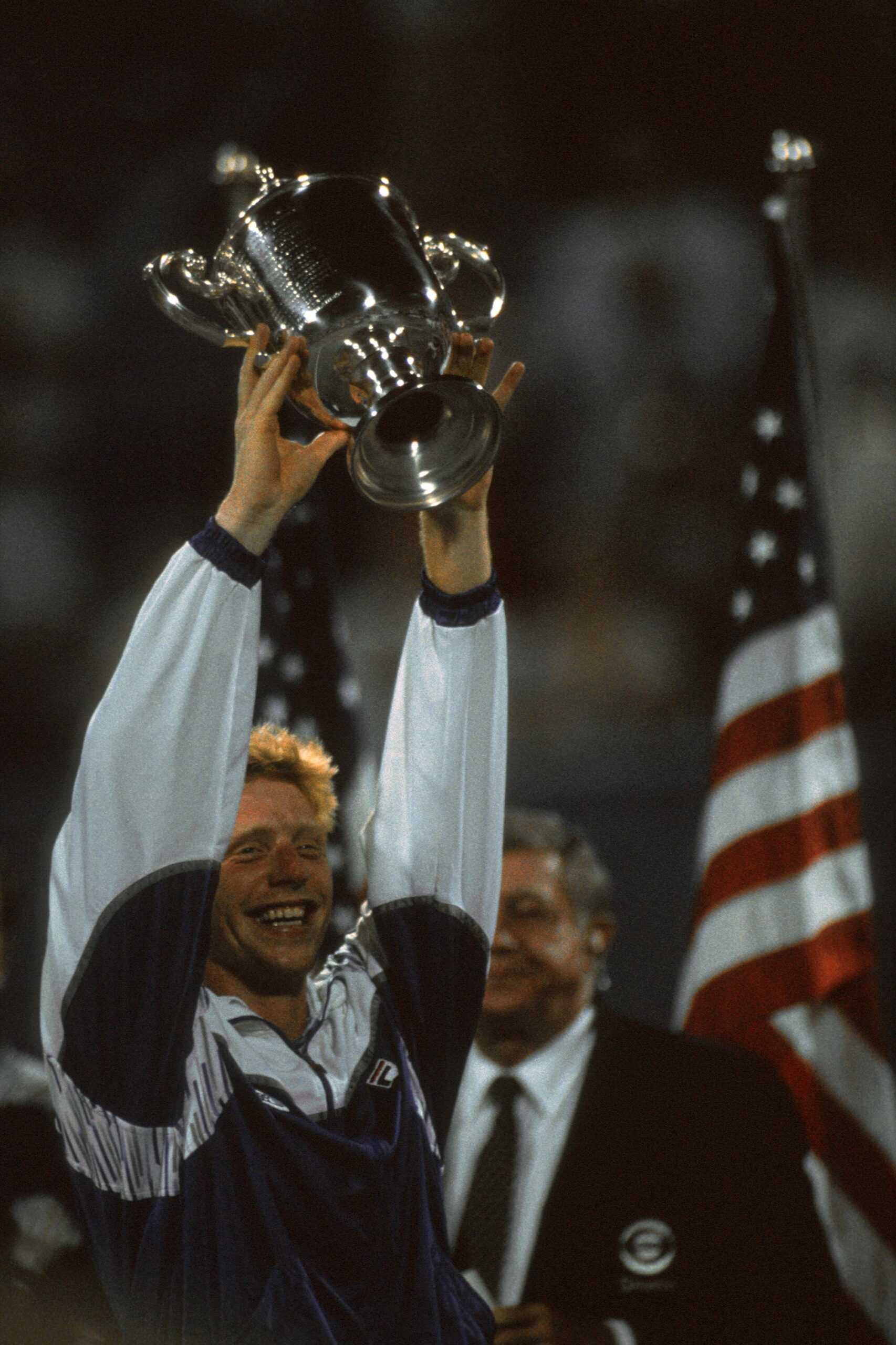 Boris Becker hält den US-Open-Pokal 1989 in die Luft