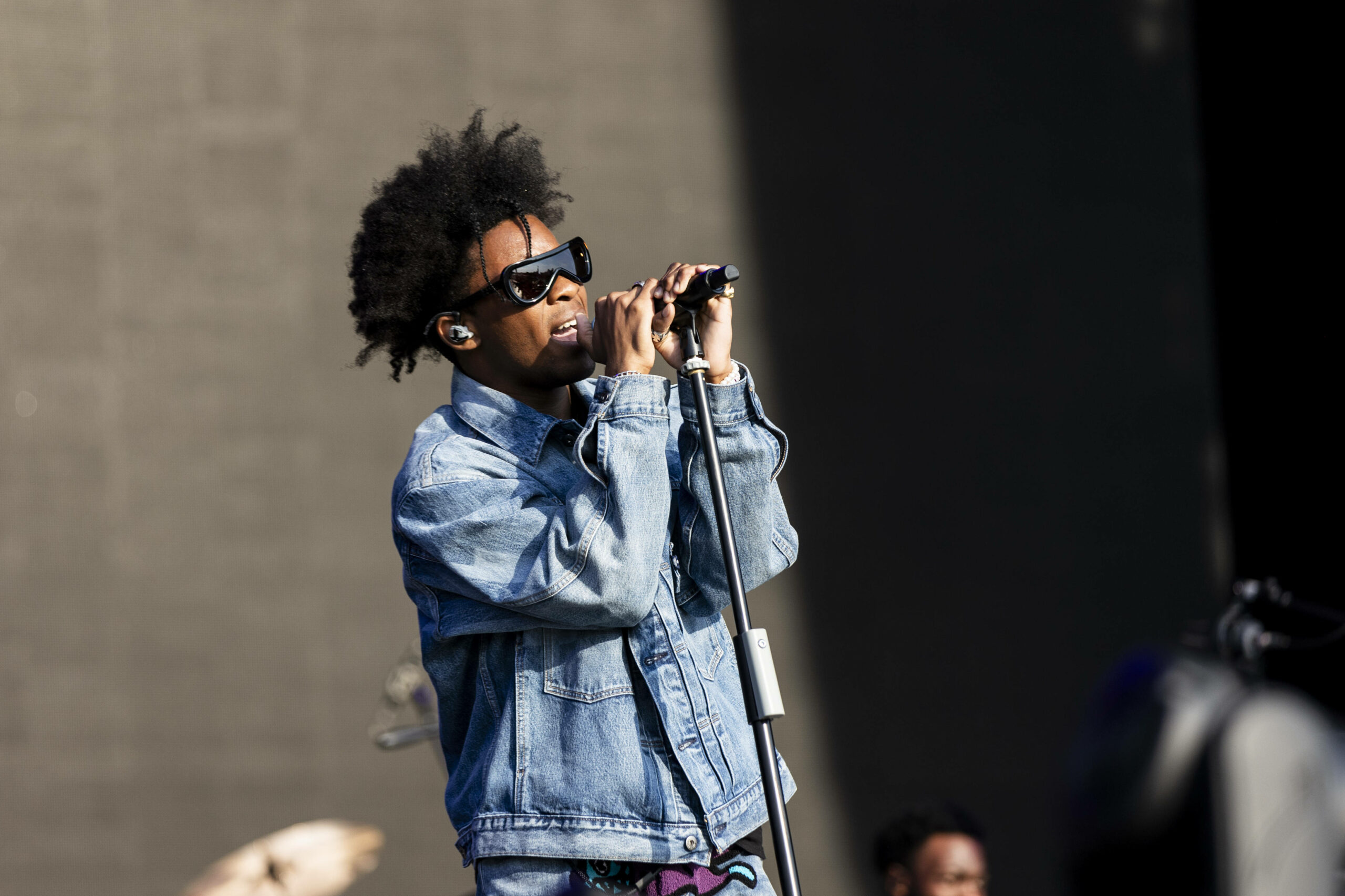 Nachdem die Polizei die Leiche einer 14-Jährigen im Kofferraum des Musikers D4vd fand, steht dieser nun unter Mordverdacht.