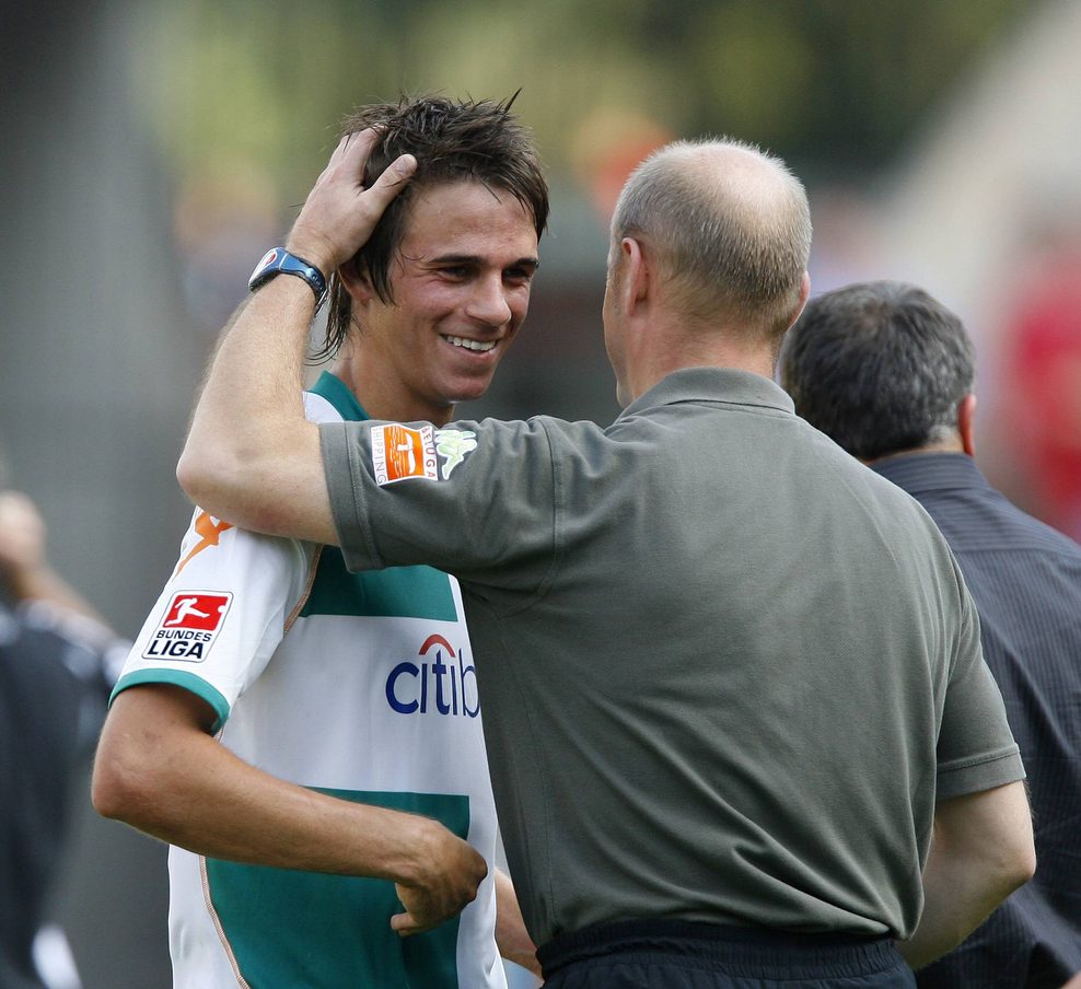 Thomas Schaaf gratuliert Martin Harnik nach seinem Debüt für Werder Bremen