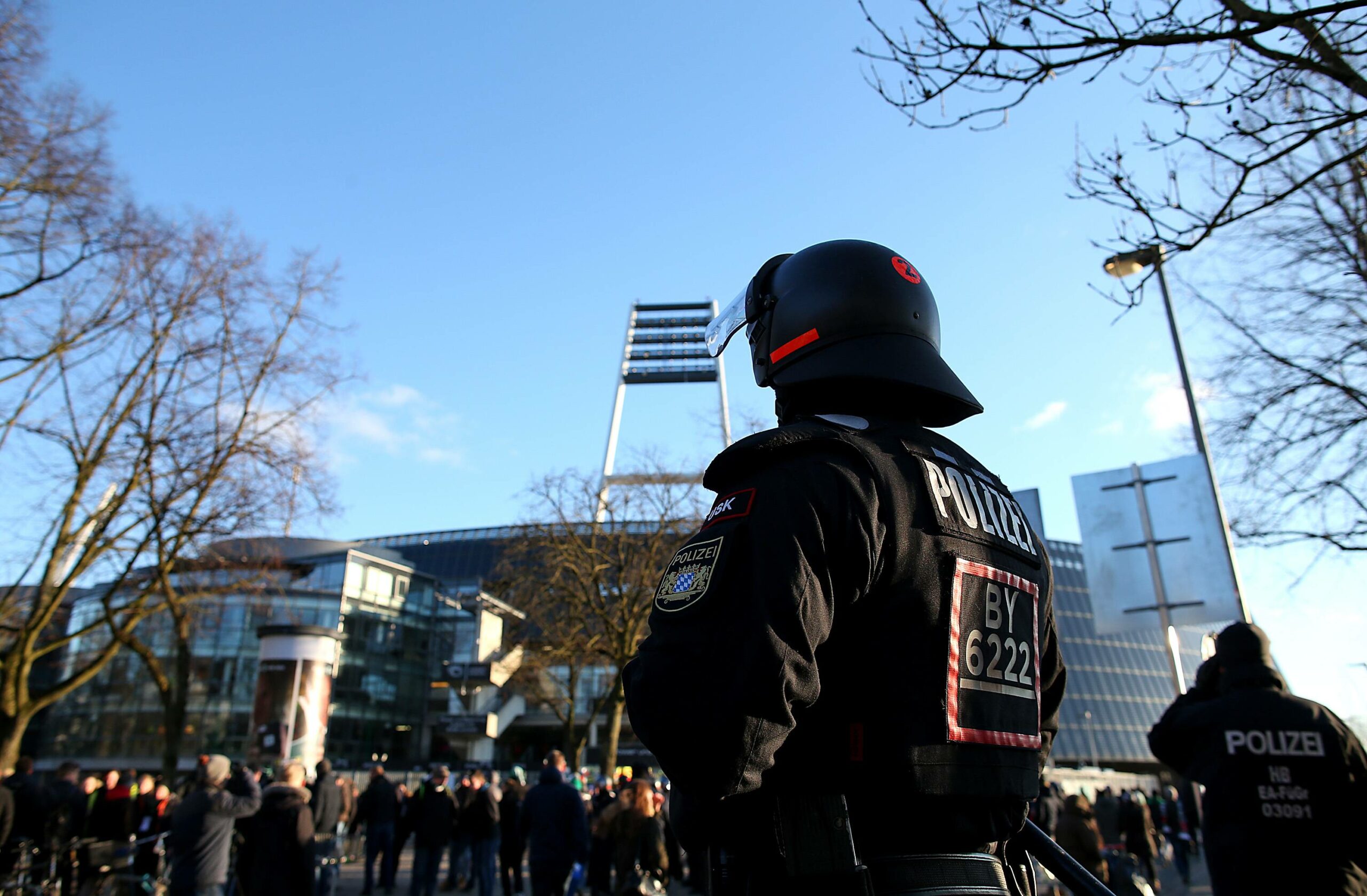 Ein Polizist vor dem Weserstadion