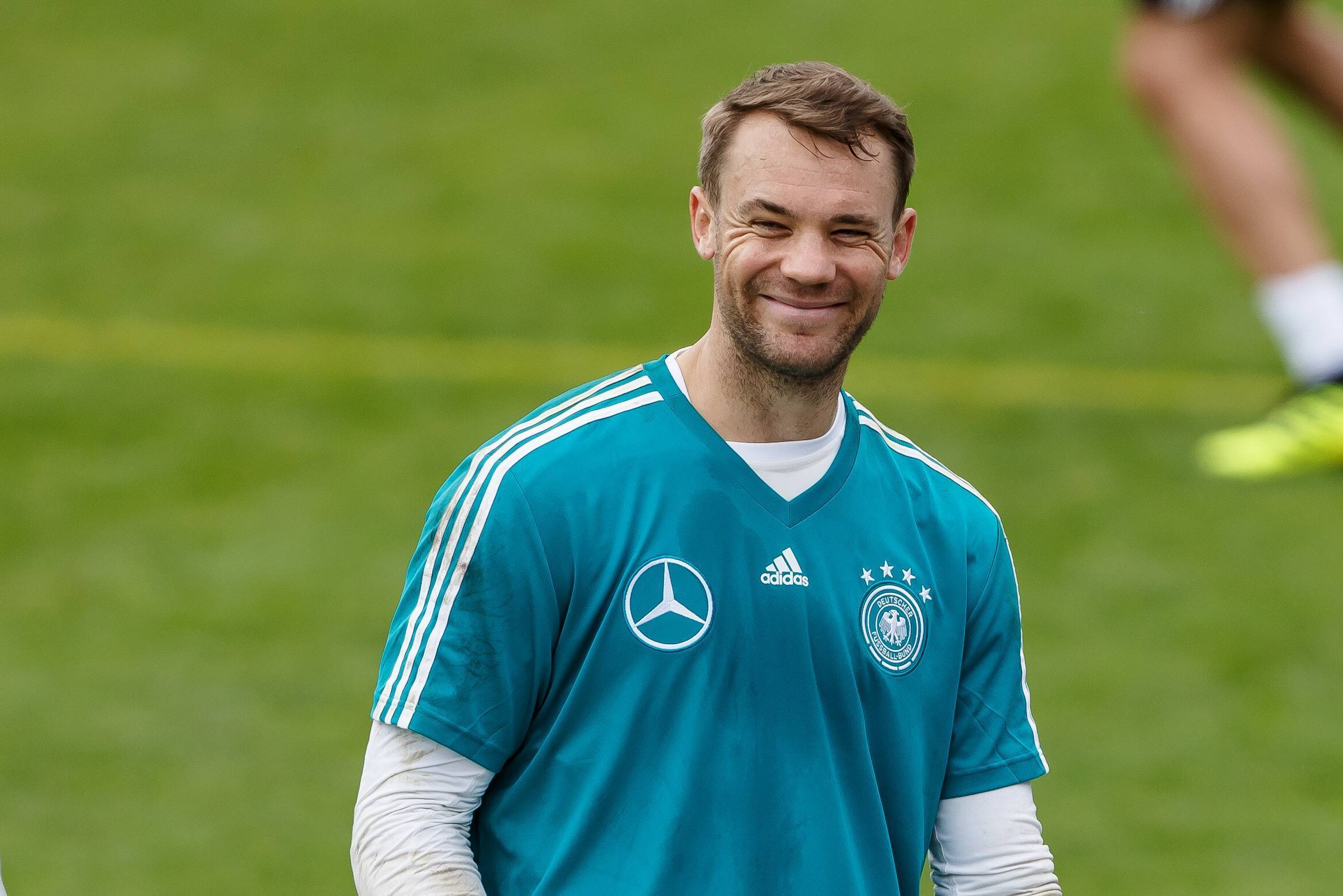 Manuel Neuer grinst im DFB-Training verschmitzt in die Kamera