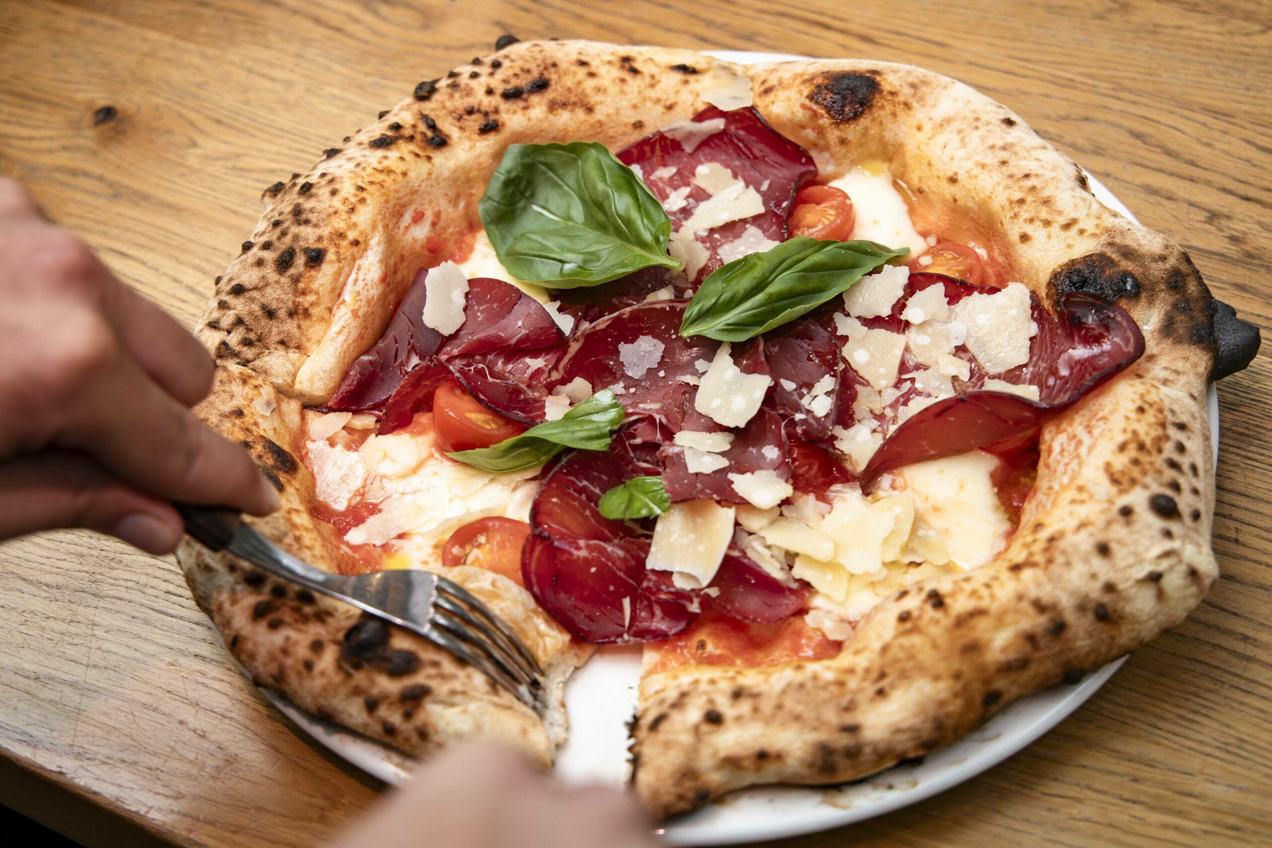 Eine neapolitanische Pizza mit dicken, fluffigem Rand.
