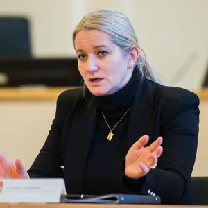 Niedersachsens Justizministerin Kathrin Wahlmann steht in der Kritik wegen hoher Ausgaben für „Luxusreisen“.