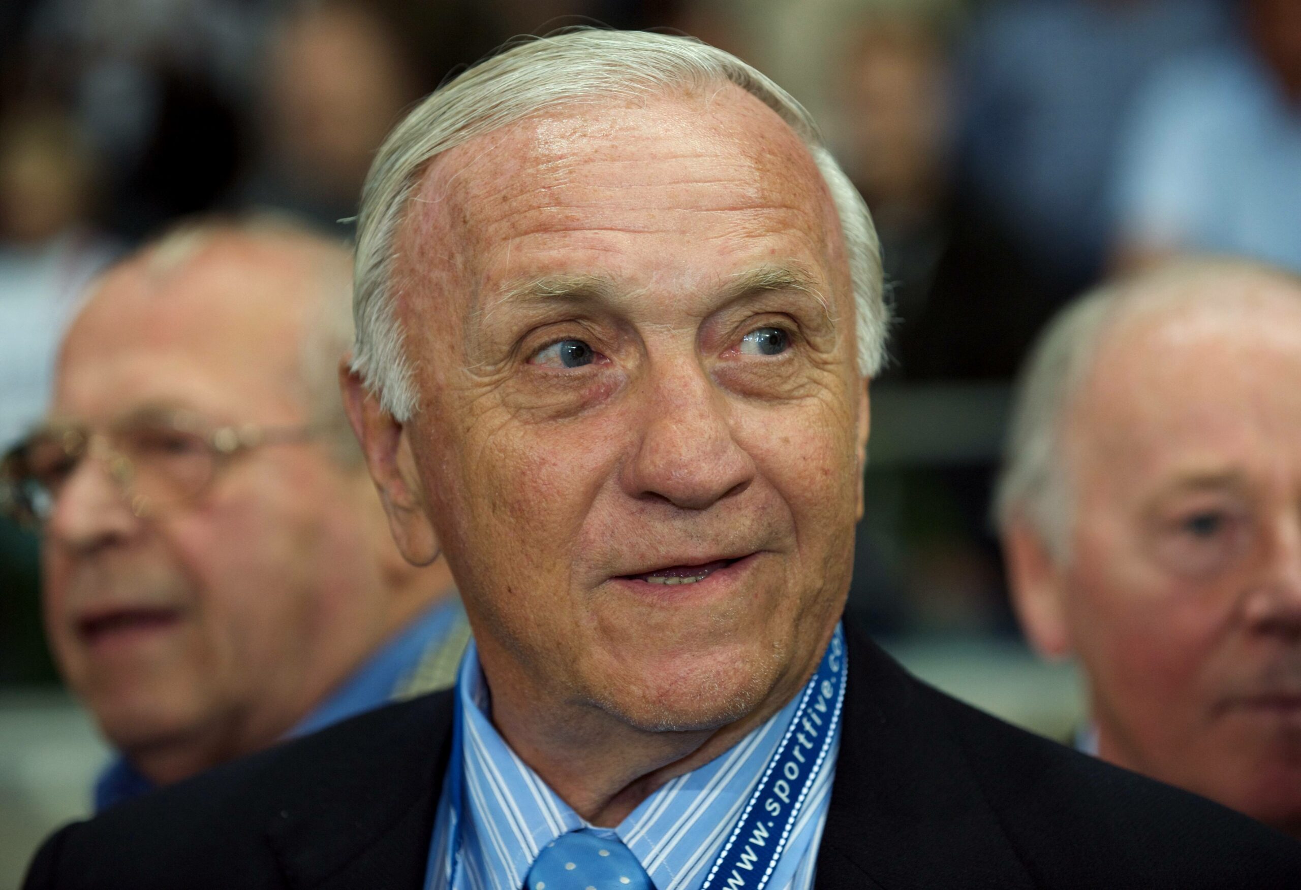 José Emilio Santamaríaim Anzug auf einer Stadion-Tribüne
