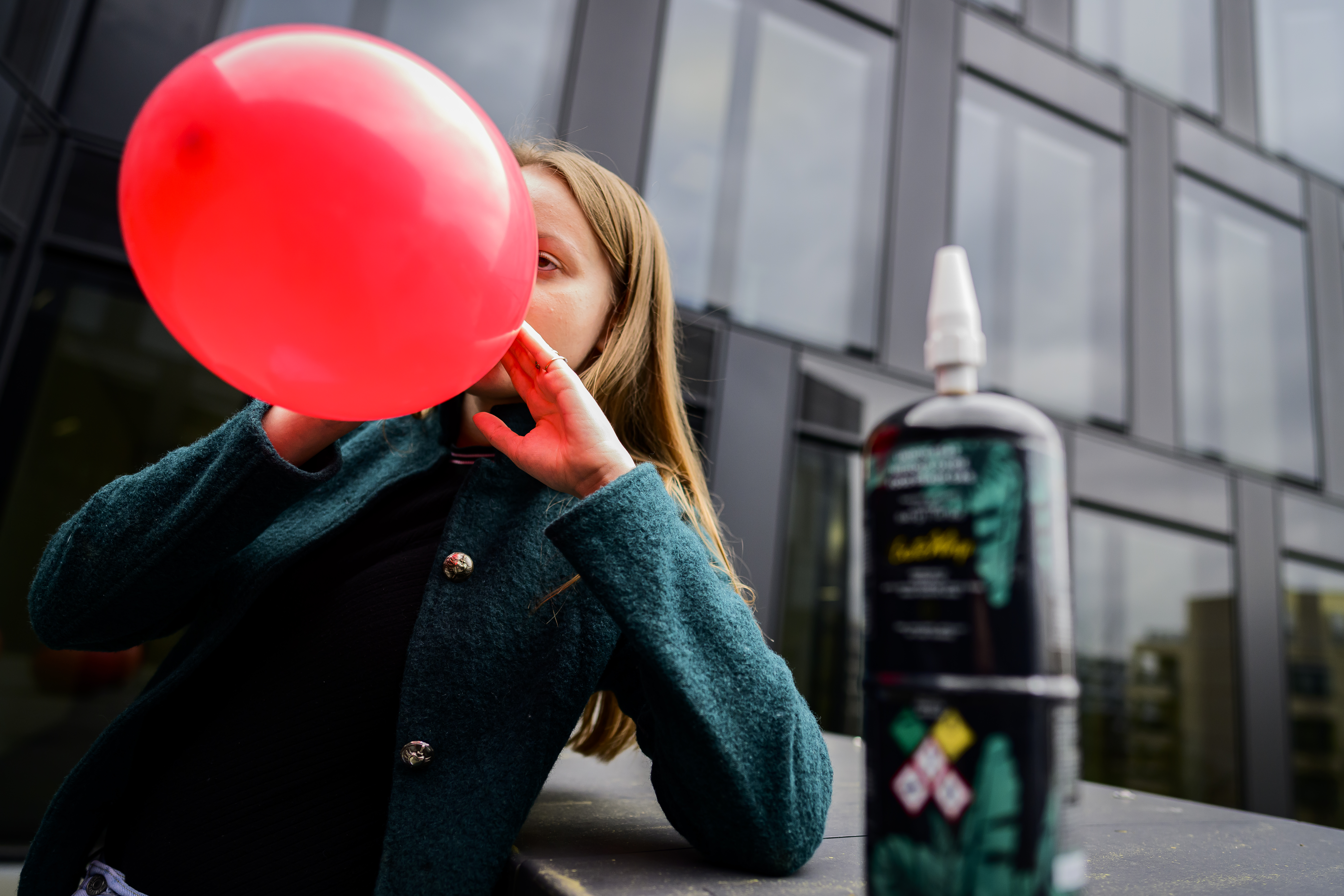 Ein Kind konsumiert Lachgas