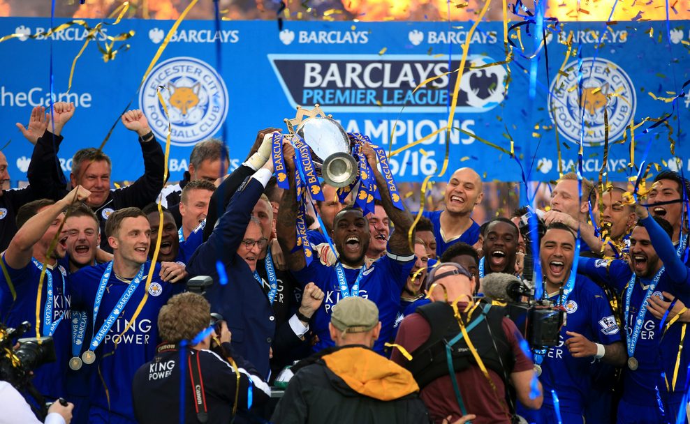 Wes Morgan streckt als Kapitän die Premier League Trophäe in die Luft