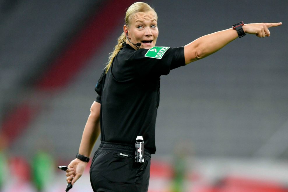 Bibiana Steinhaus-Webb pfeift ein Bundesligaspiel