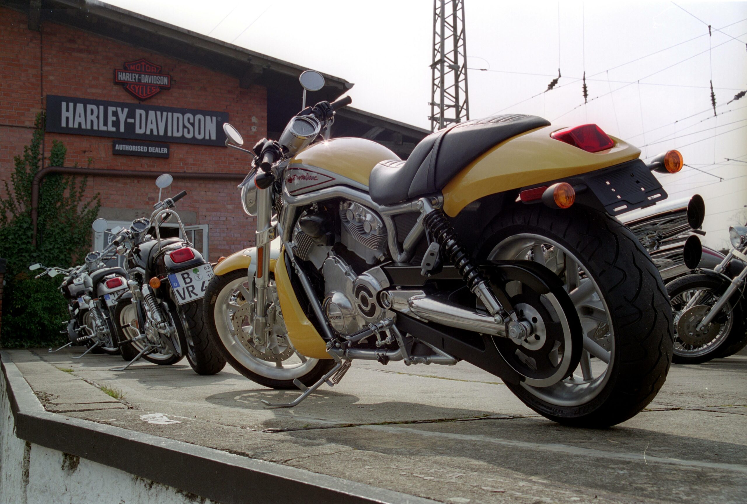 Ein Unternehmer steht vor Gericht. Er soll hohe Geldsummen und teils sehr hochpreisige Motorräder unterschlagen haben. (Symbolbild)