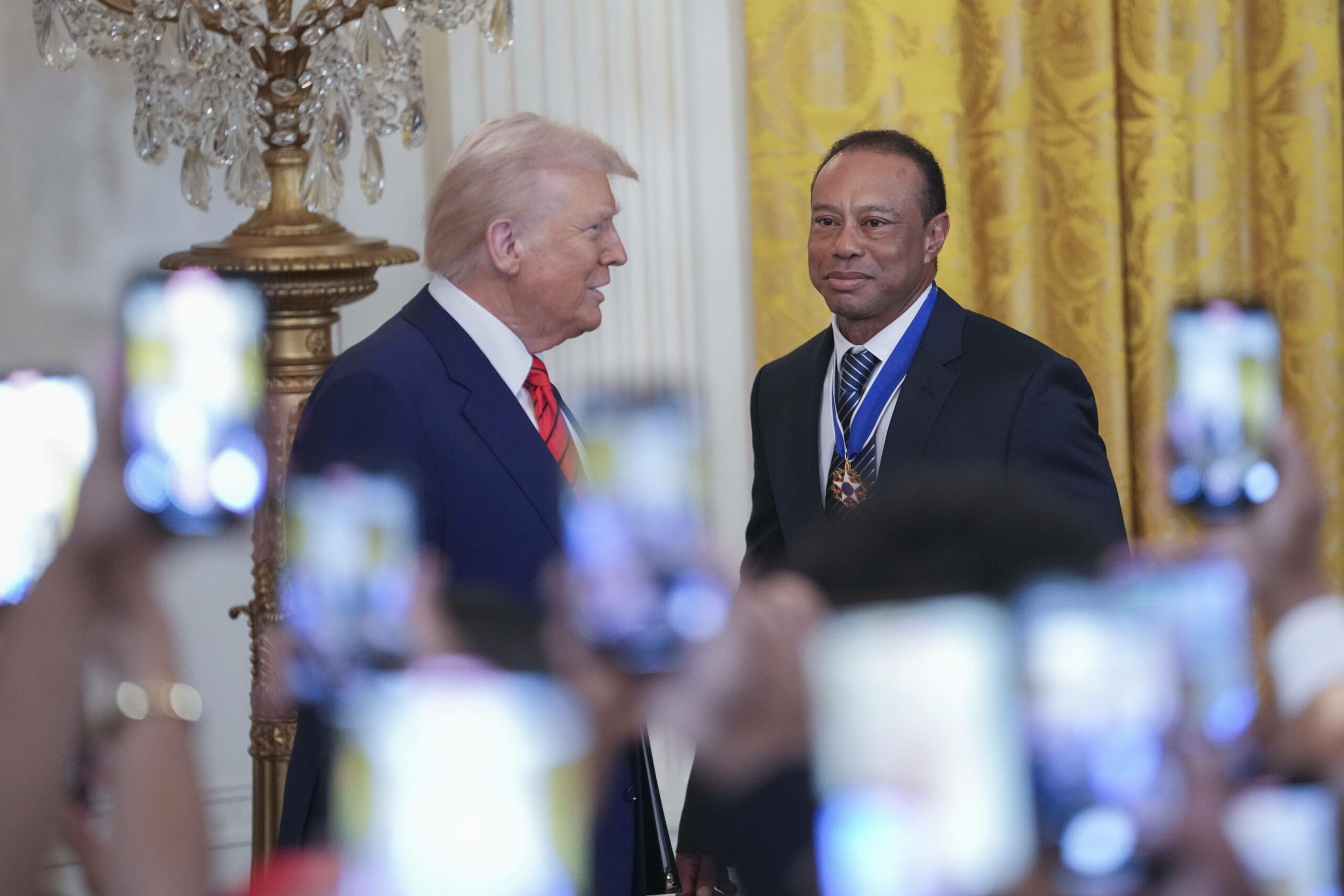 Donald Trump und Tiger Woods unterhalten sich