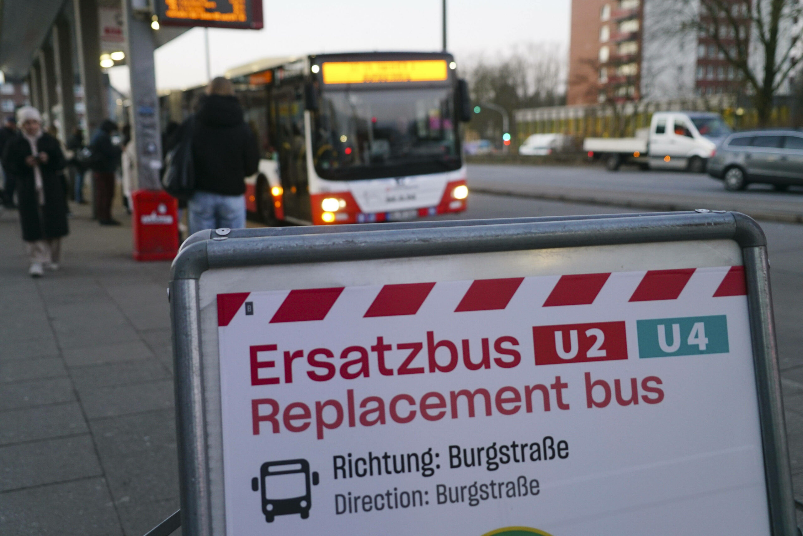 Im Hamburger Osten waren die U-Bahn-Linien U2 und U4 mehrfach gesperrt. Fahrgäste mussten auf den Ersatzbus umsteigen.