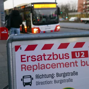 Im Hamburger Osten waren die U-Bahn-Linien U2 und U4 mehrfach gesperrt. Fahrgäste mussten auf den Ersatzbus umsteigen.